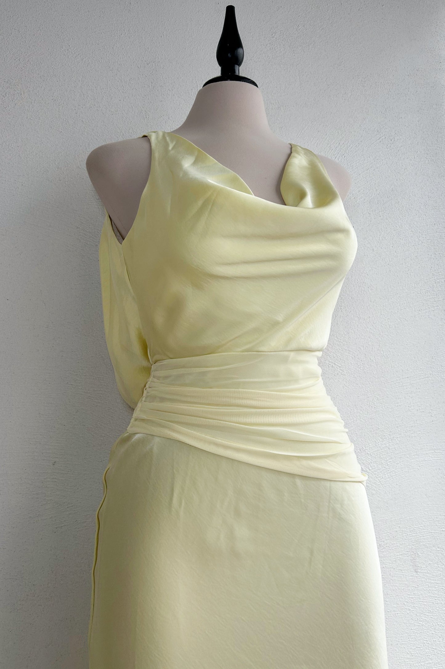 Vestido amarillo satinado
