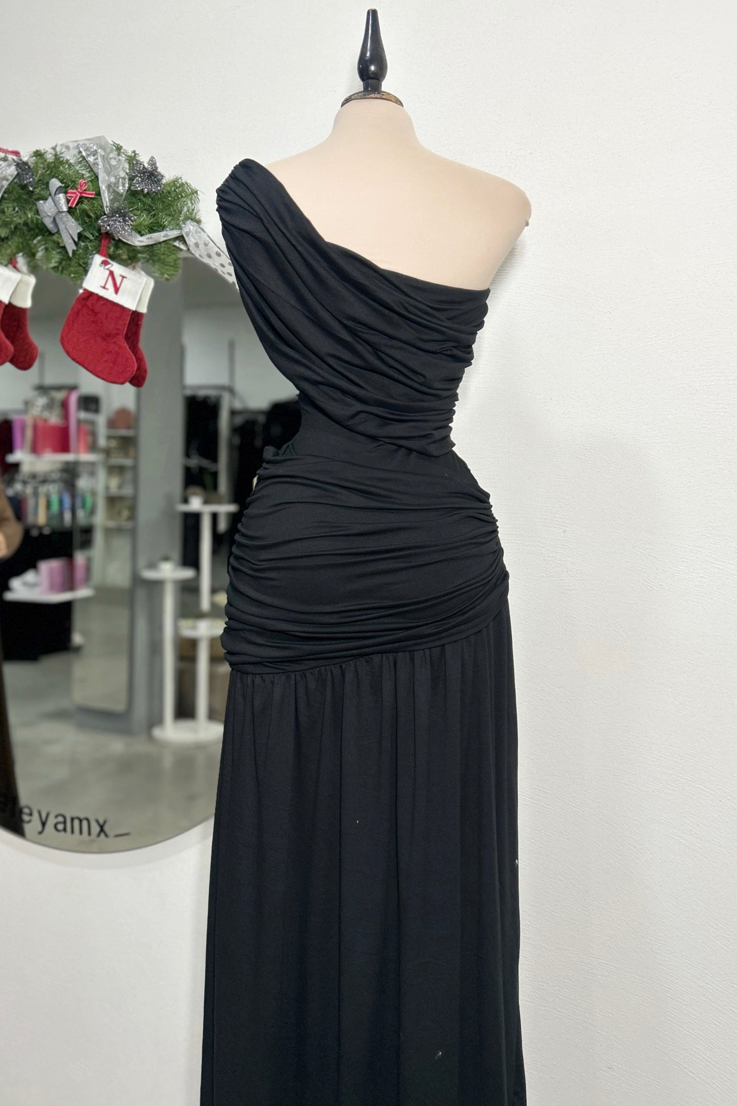 Vestido negro un hombro largo