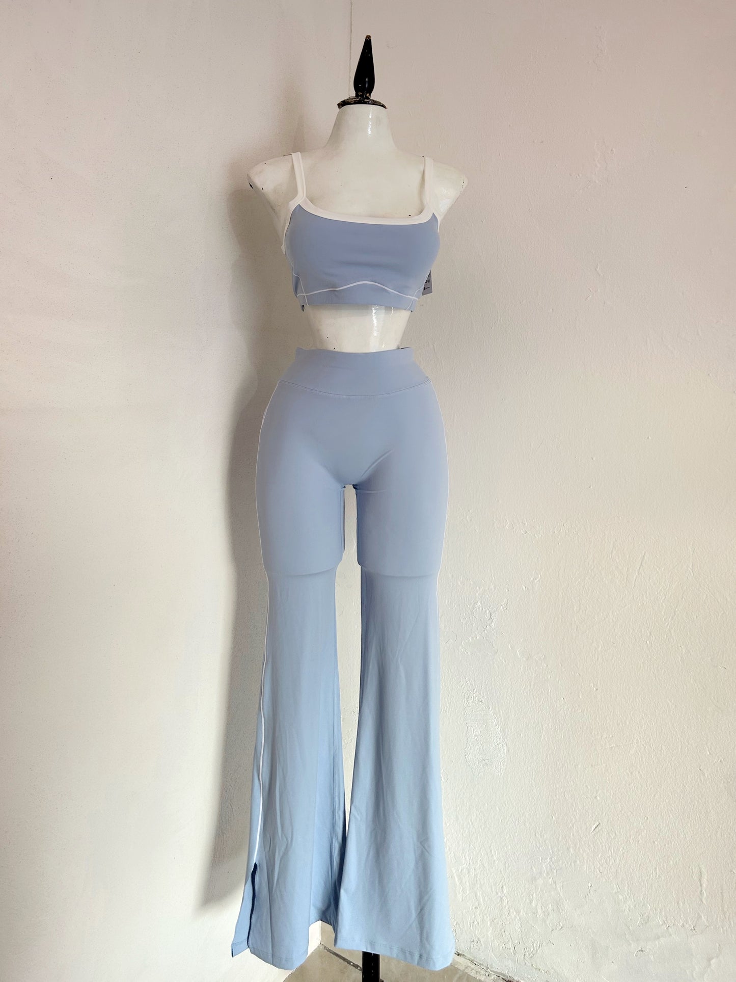 Set flare línea blanca baby blue