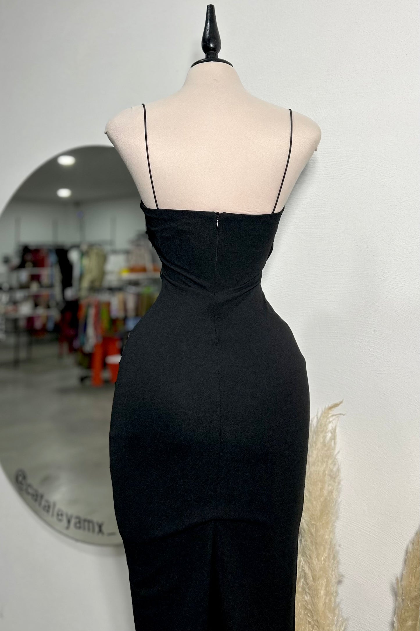 Vestido negro escote V