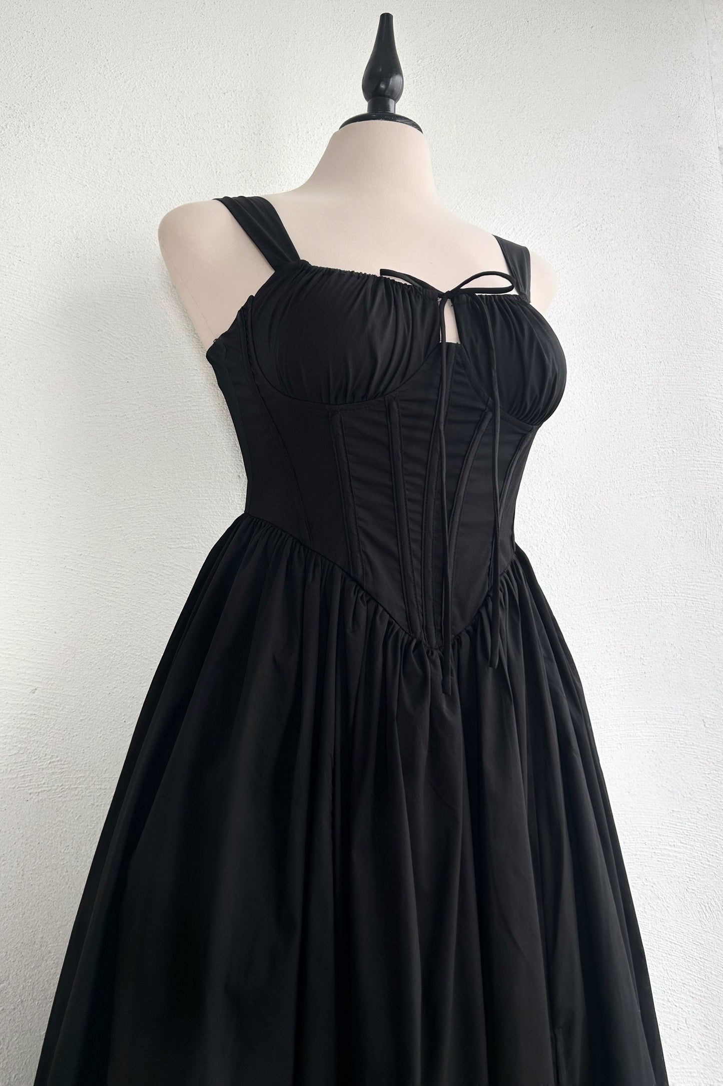 Vestido midi con corsé
