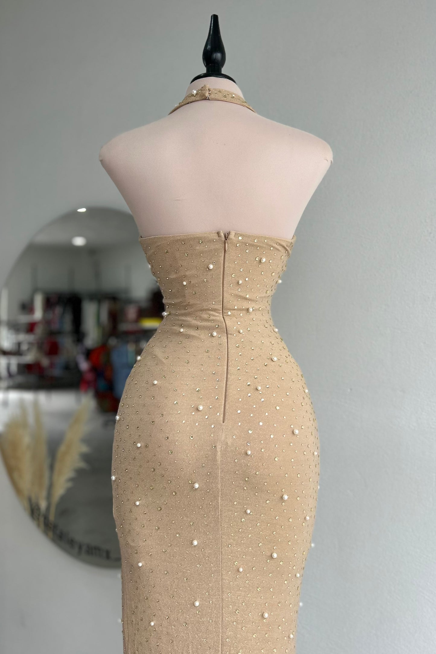 Vestido halter con perlas