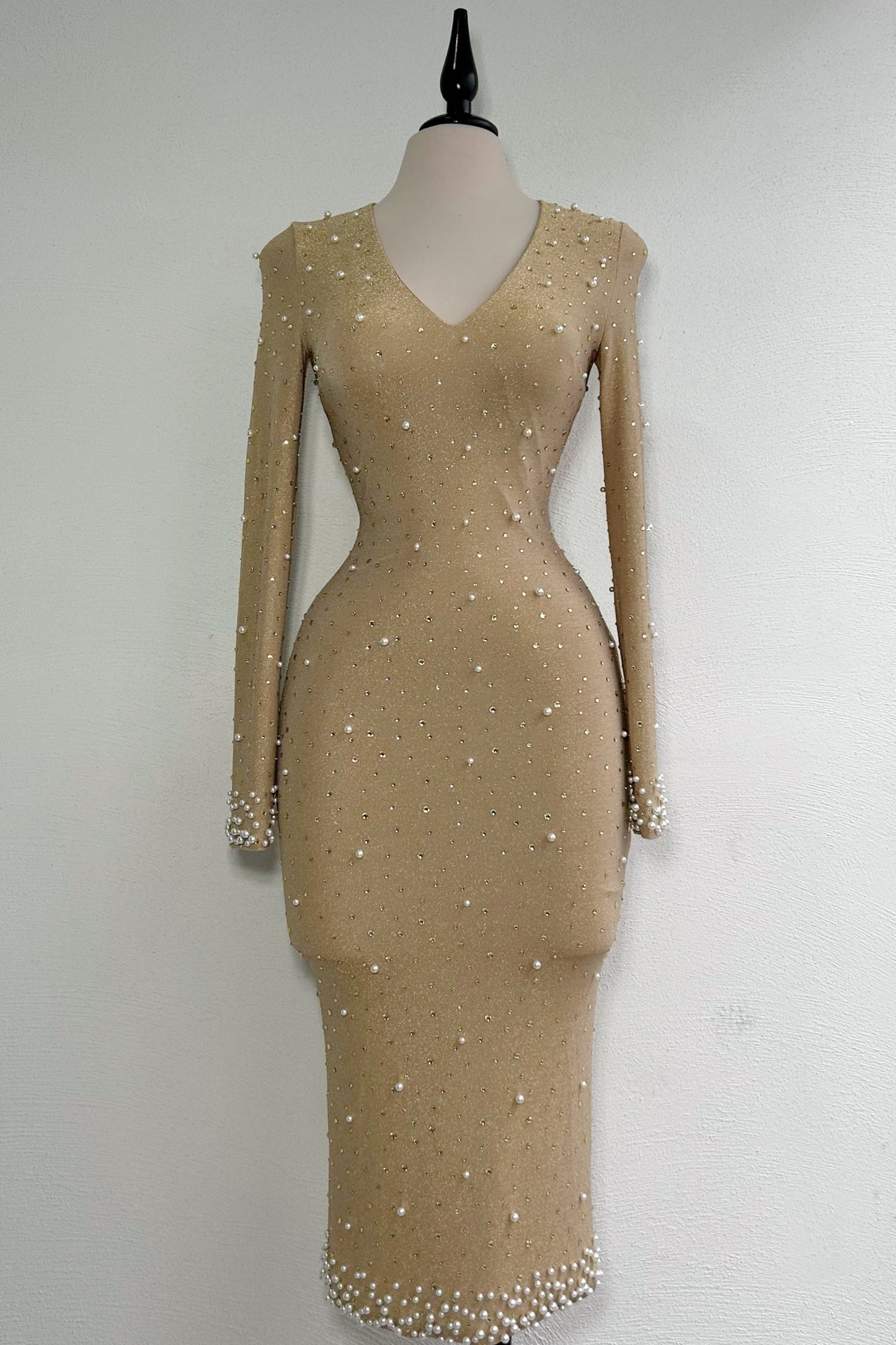 Vestido nude perlas manga larga