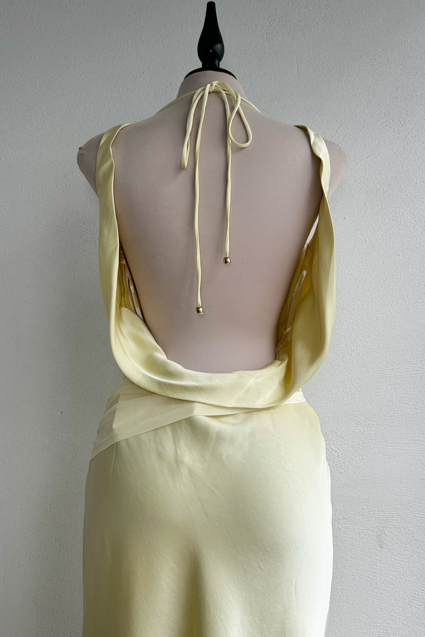 Vestido amarillo satinado
