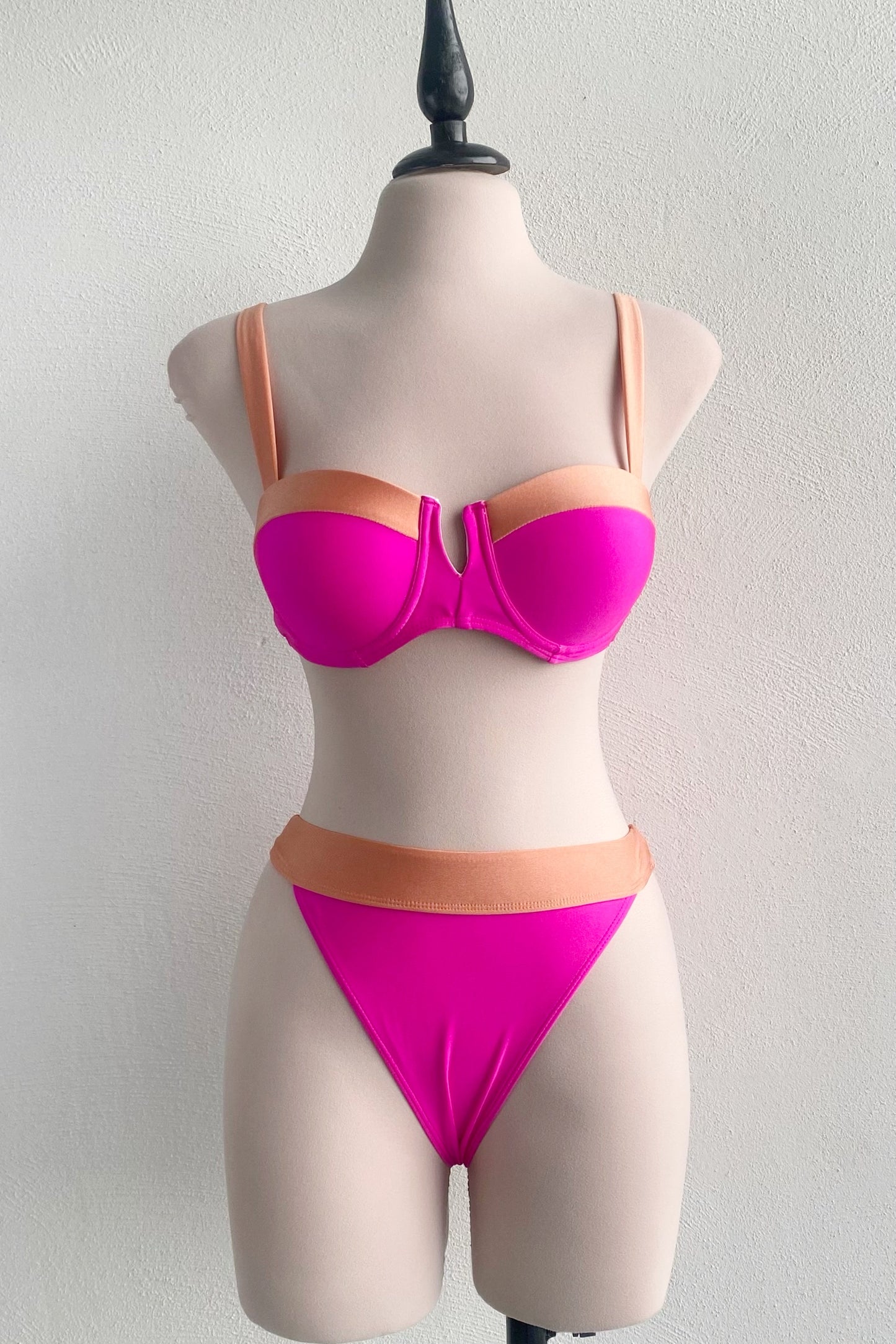 Bikini rosa con copas