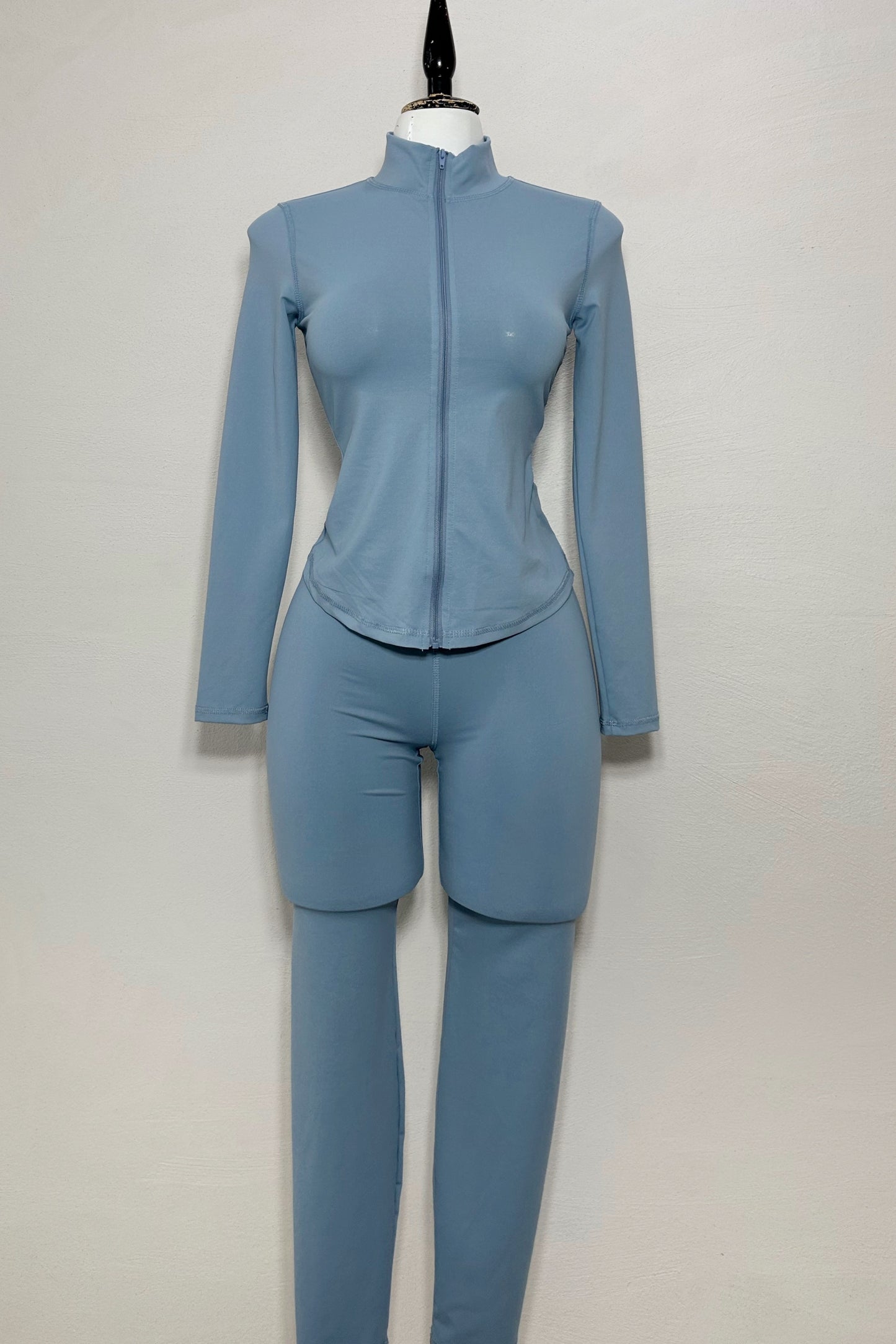 Conjunto chamarra y legging azul cielo