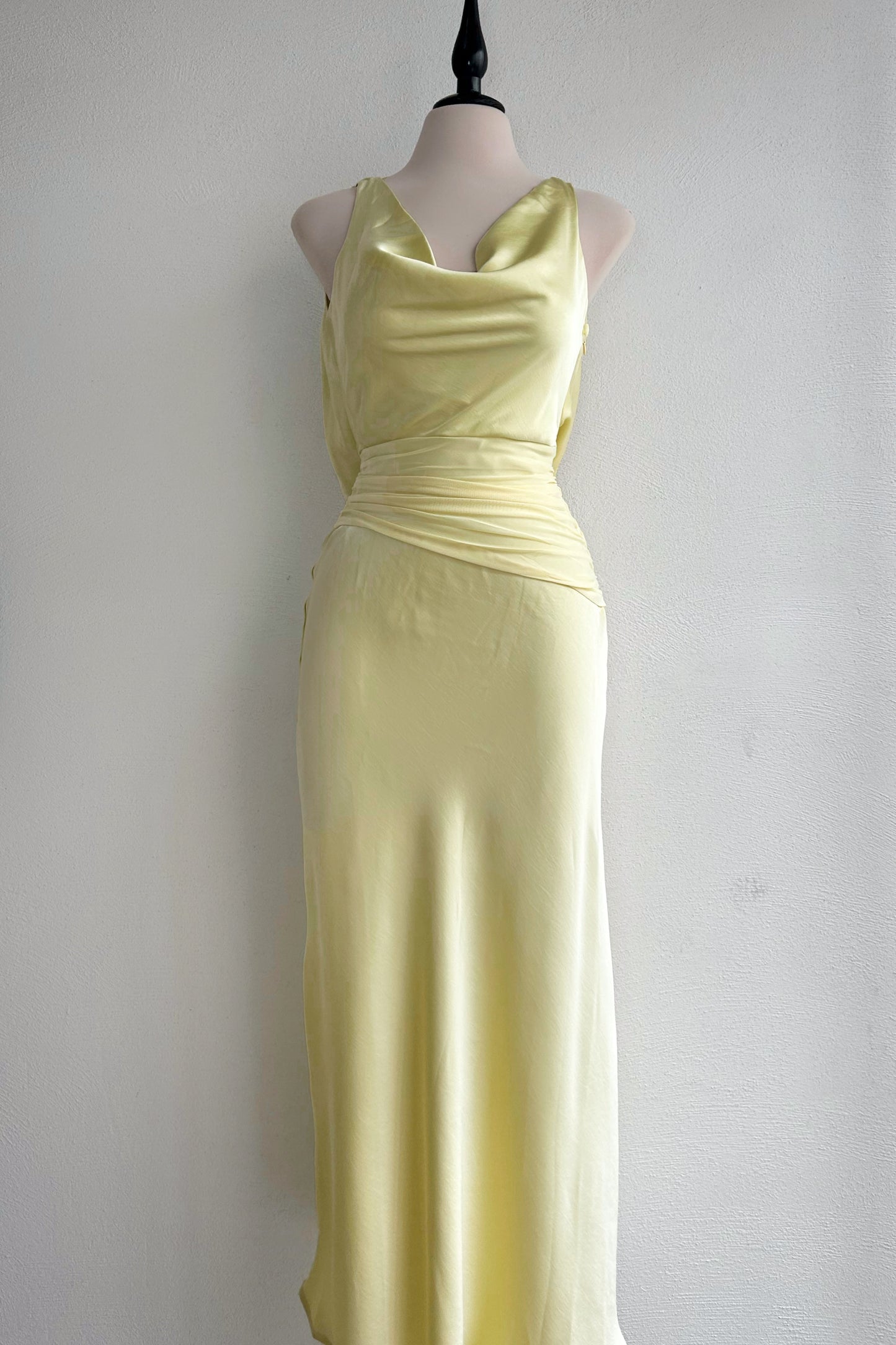 Vestido amarillo satinado