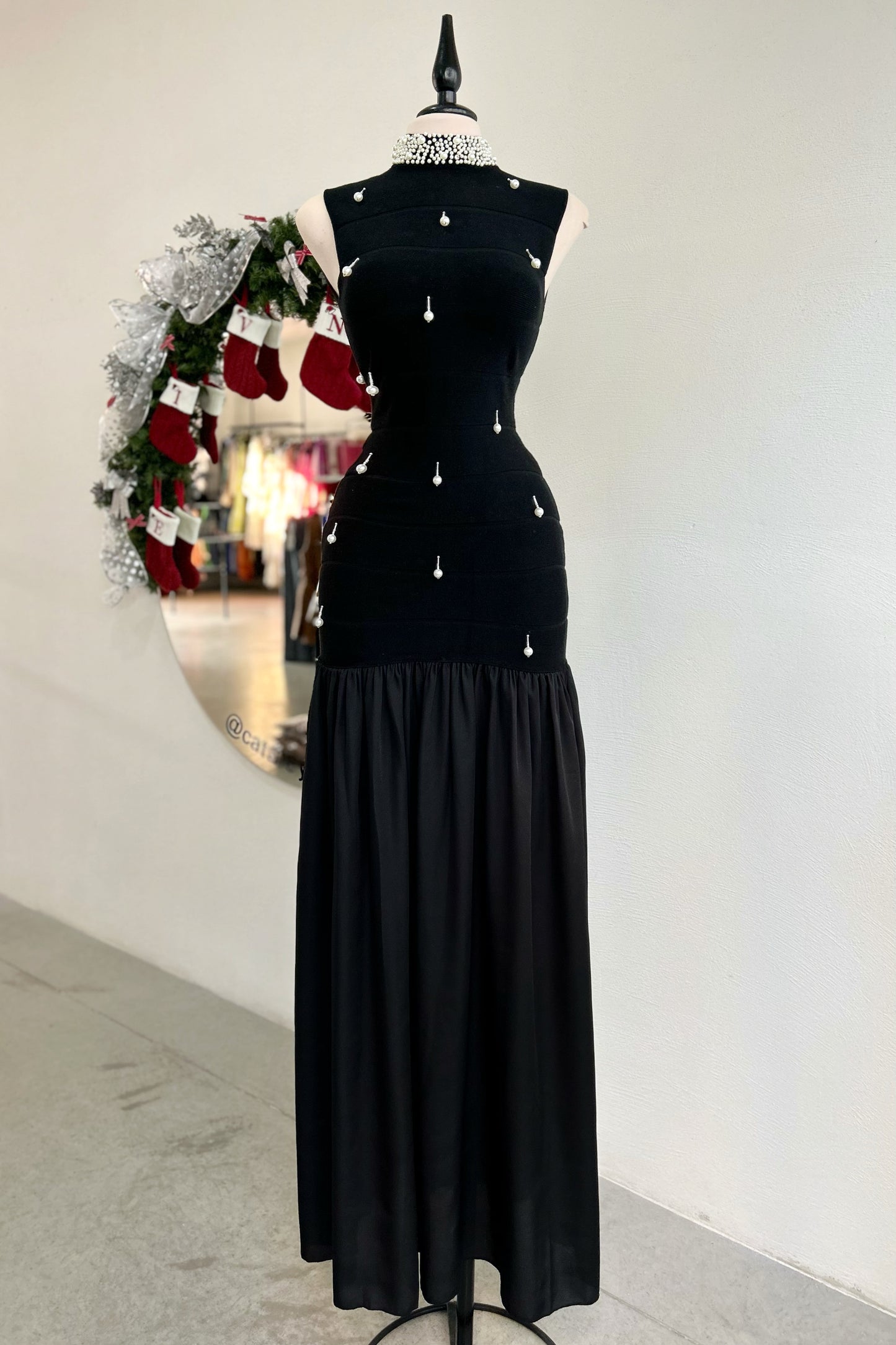 Vestido largo negro con perlas