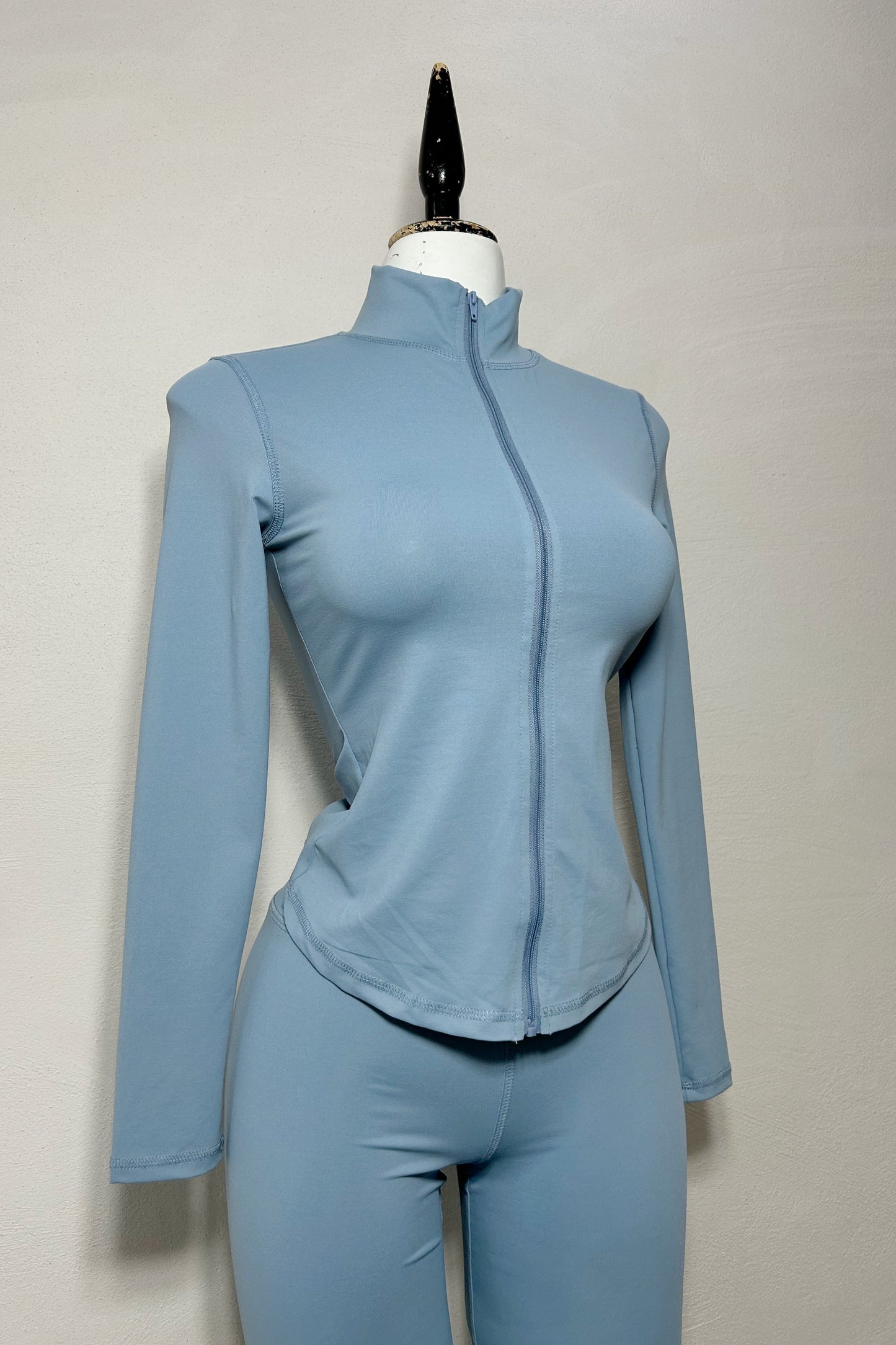 Conjunto chamarra y legging azul cielo