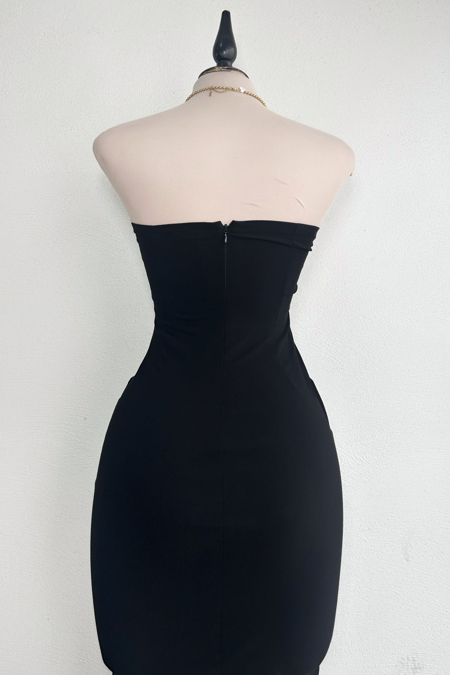Vestido strapless negro midi