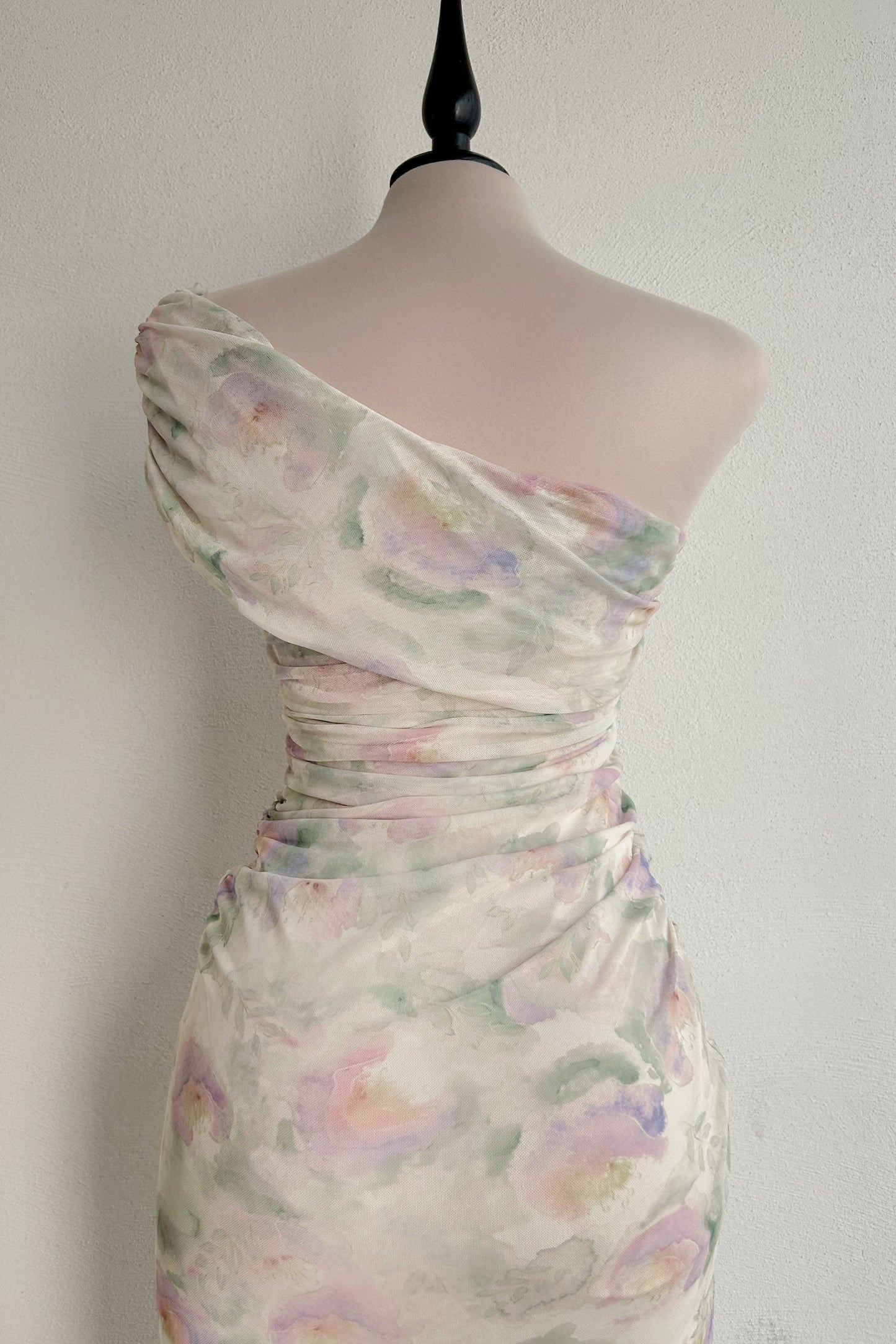 Vestido floral un hombro mesh
