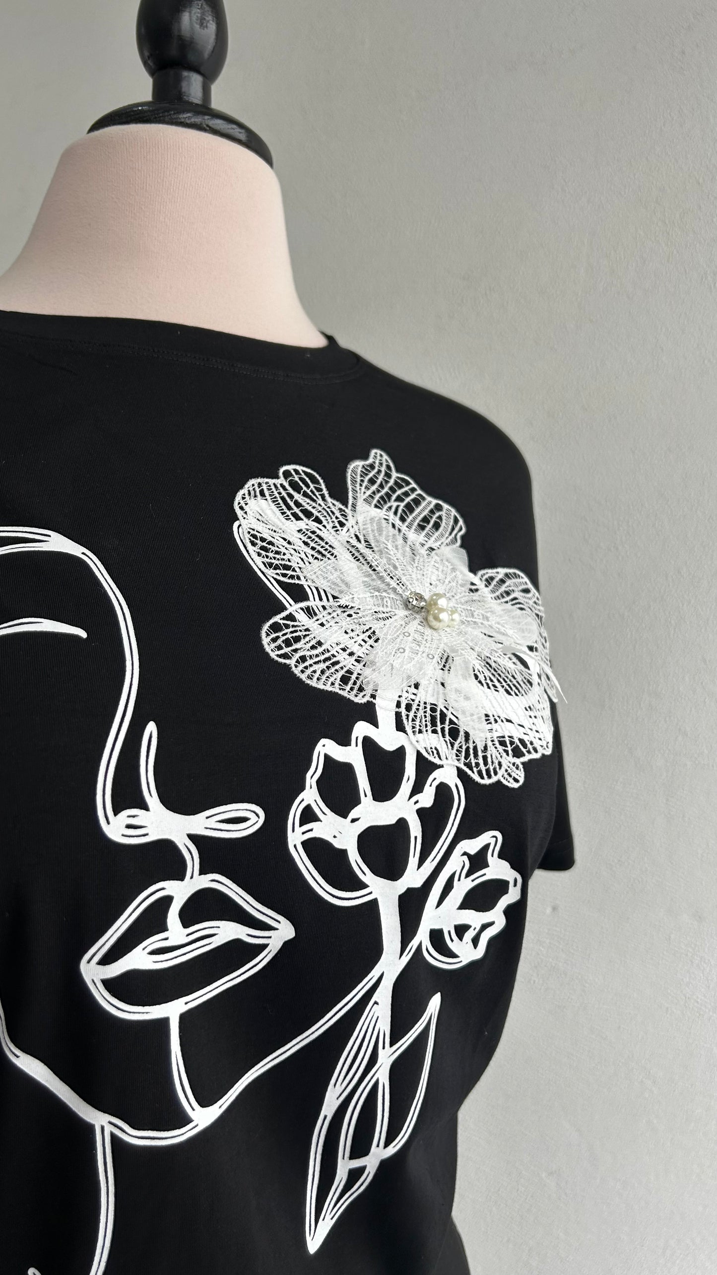 Playera rostros negra