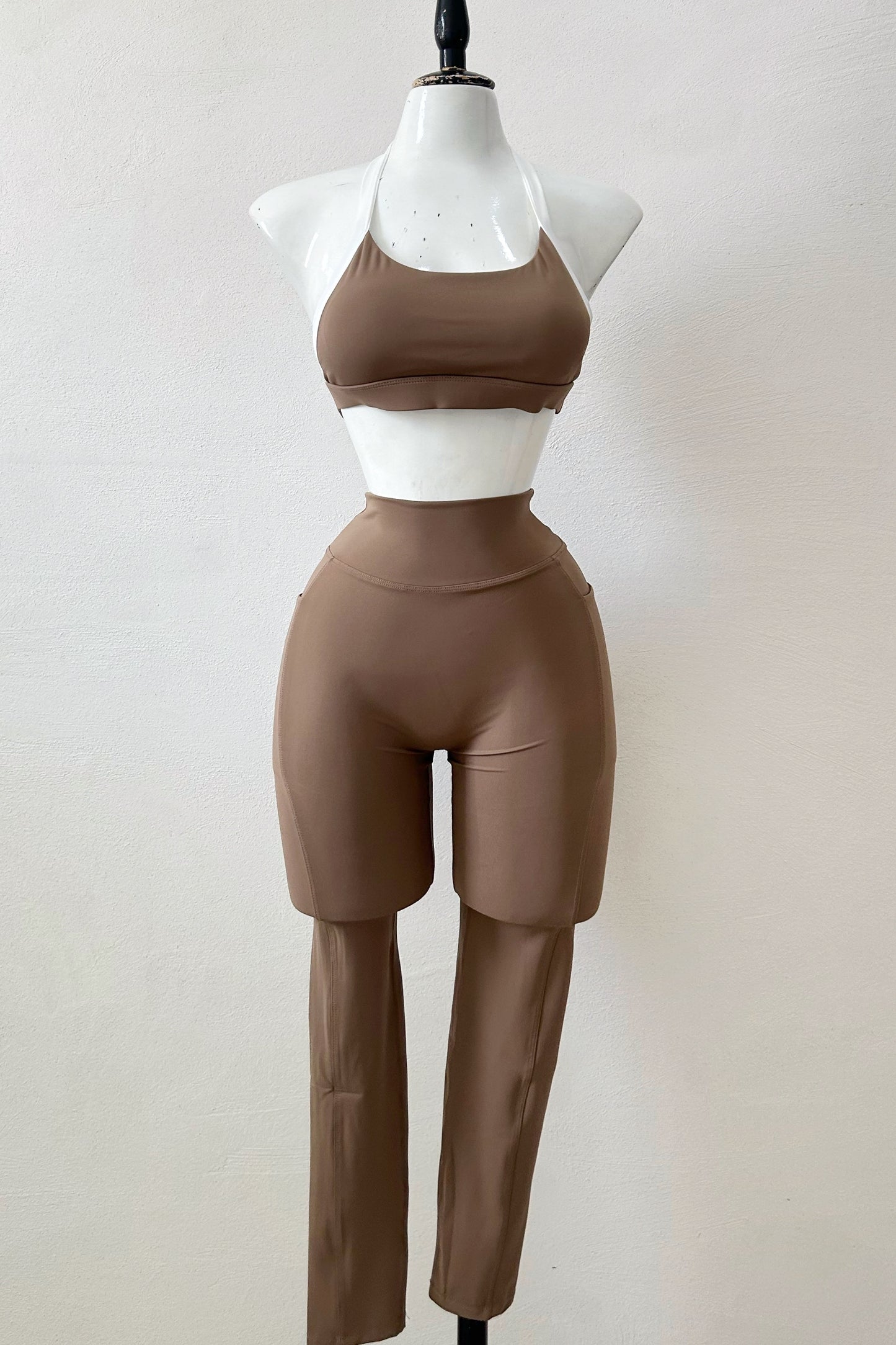 Set halter línea blanca café