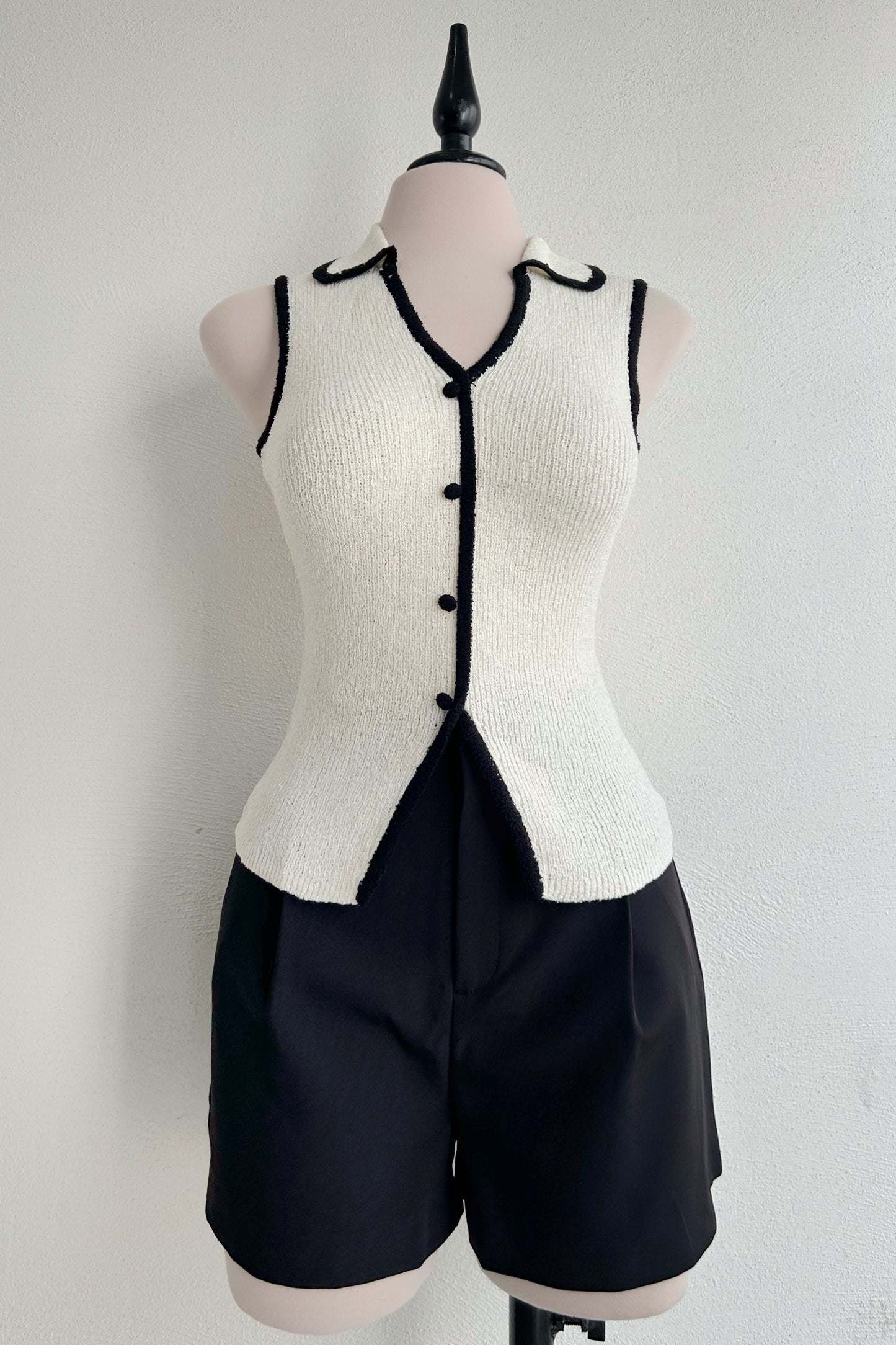 Chaleco tejido beige línea negra