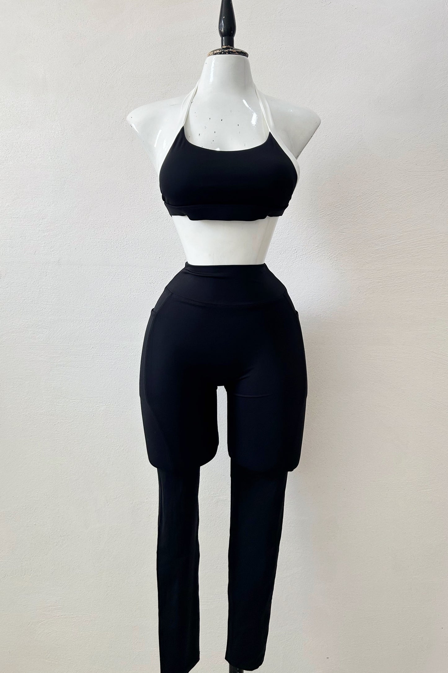 Top halter con línea negro