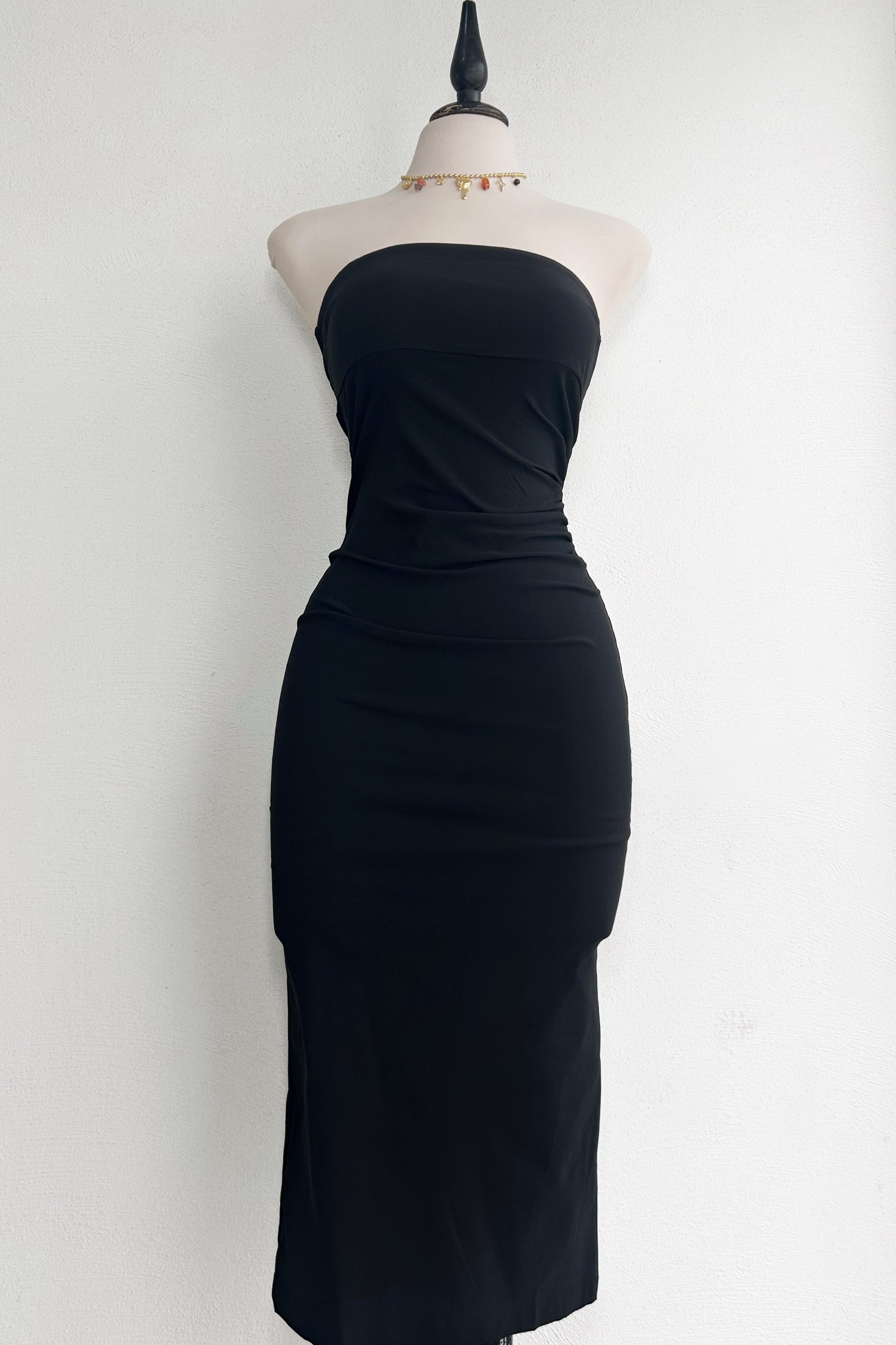 Vestido strapless negro midi