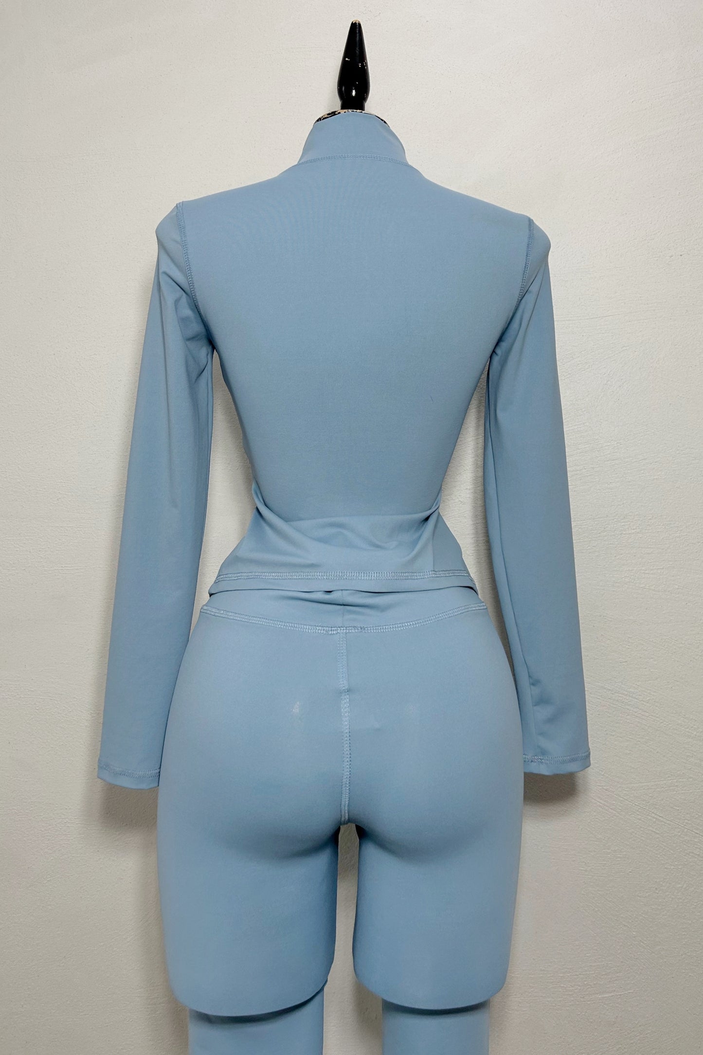 Conjunto chamarra y legging azul cielo