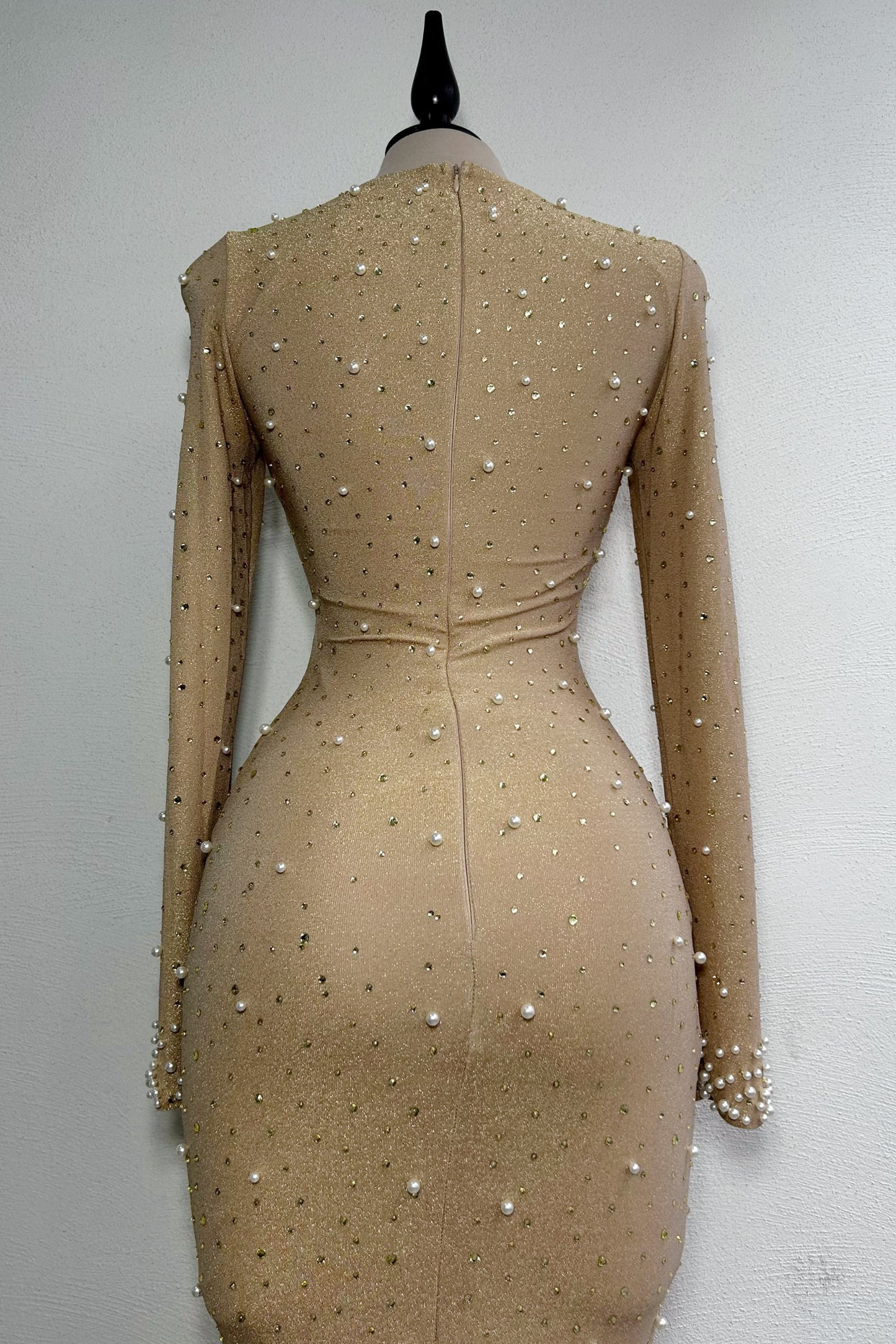 Vestido nude perlas manga larga