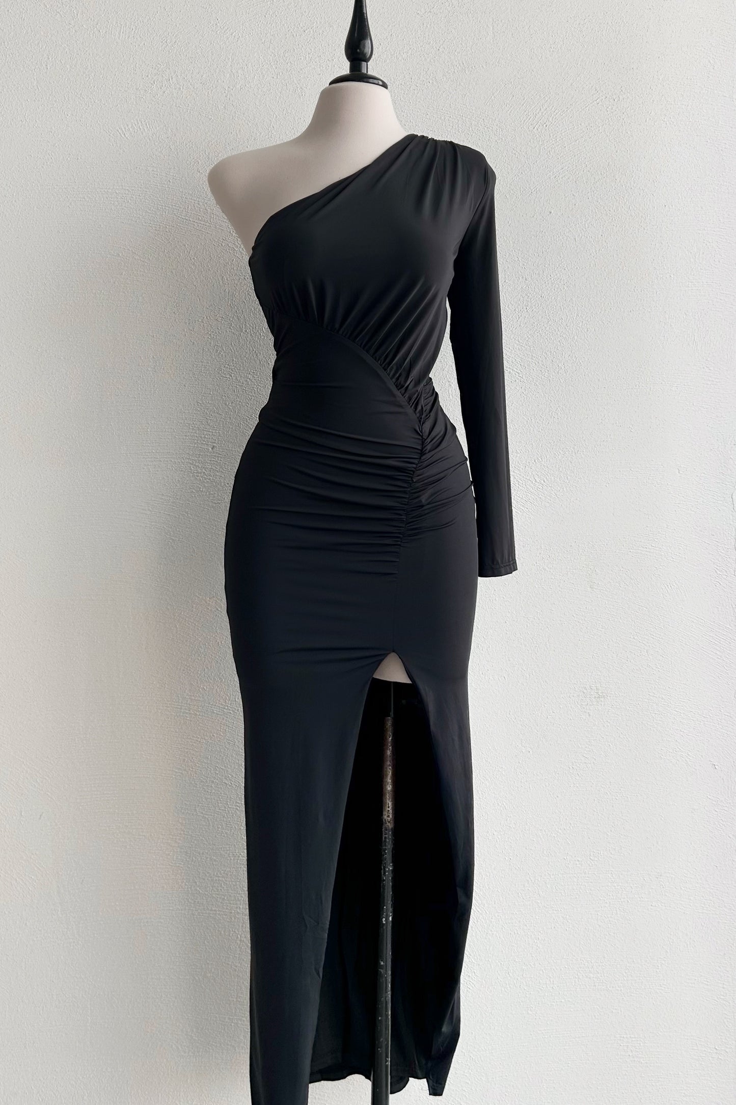 Vestido largo un hombro negro