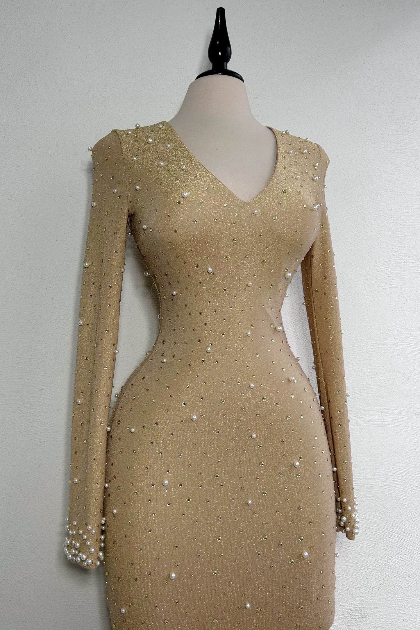 Vestido nude perlas manga larga