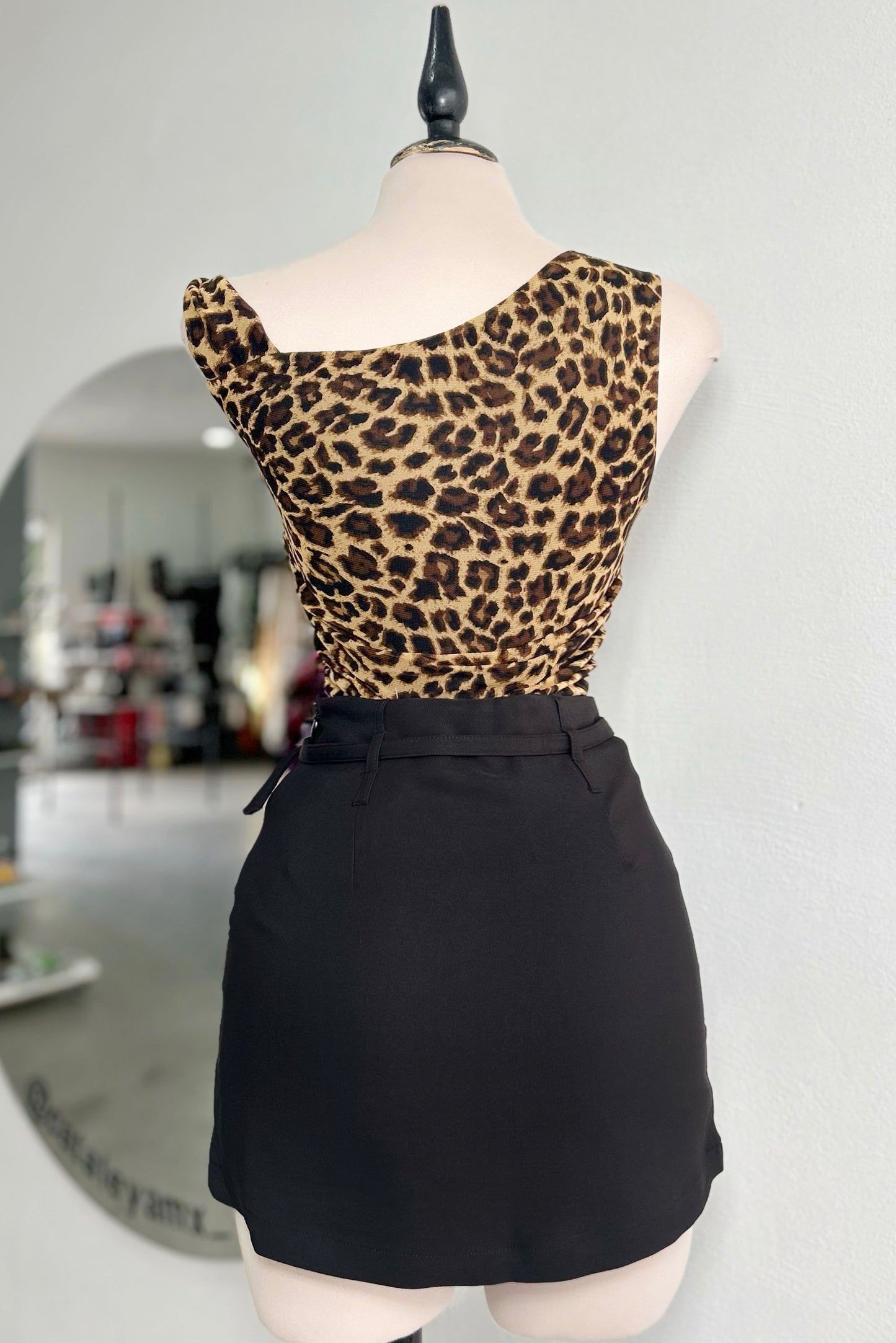 Blusa asimétrica animal print