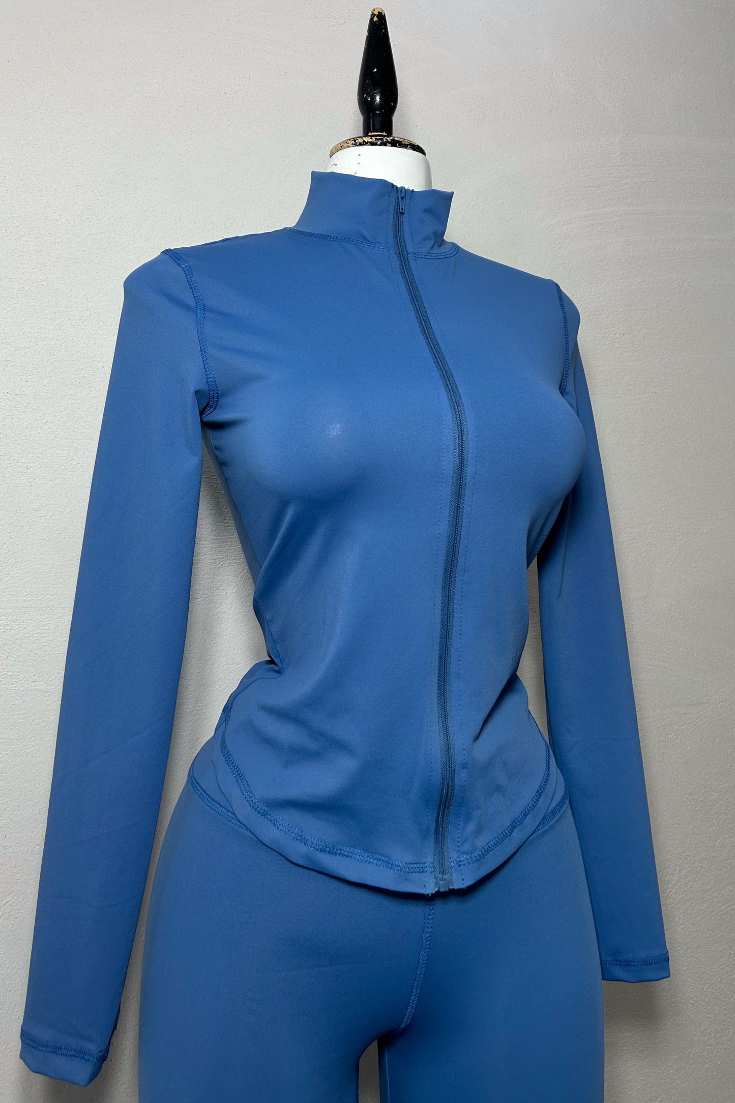 Conjunto chamarra y legging azul rey