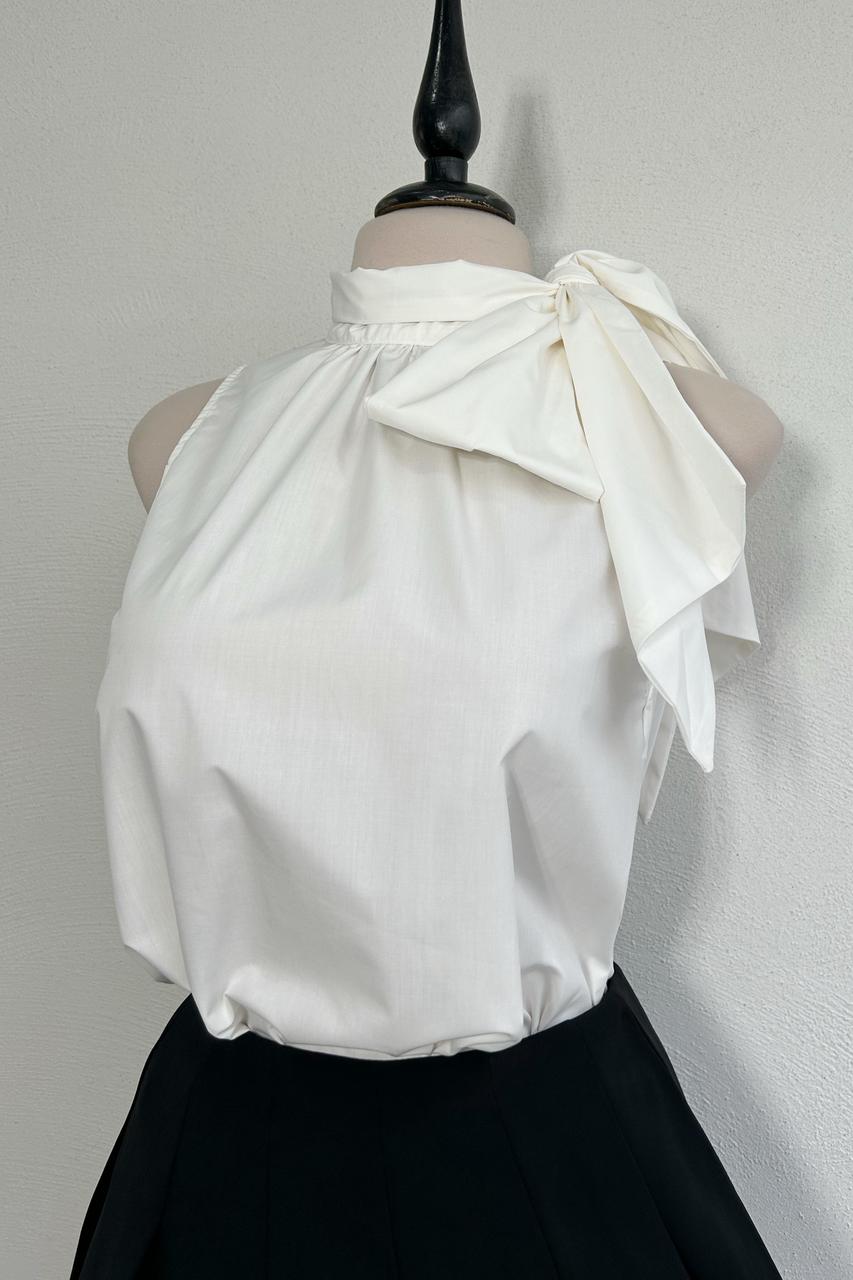 Blusa blanca con moño