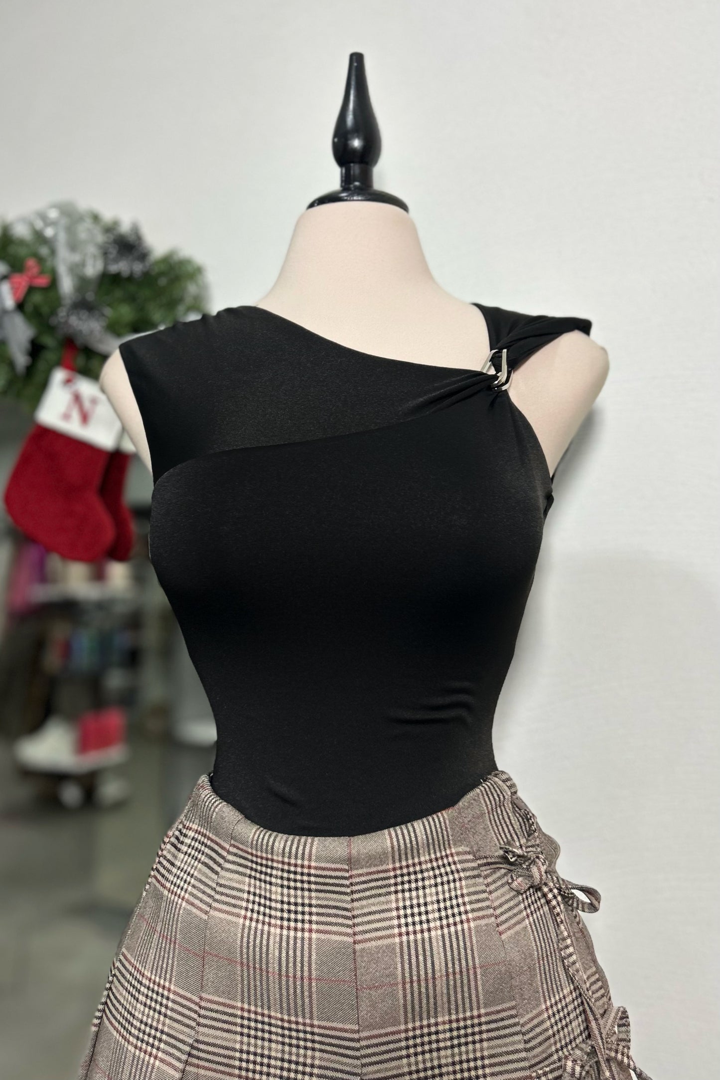 Body negro con broche