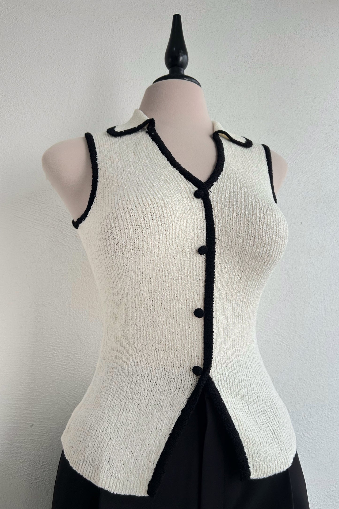 Chaleco tejido beige línea negra