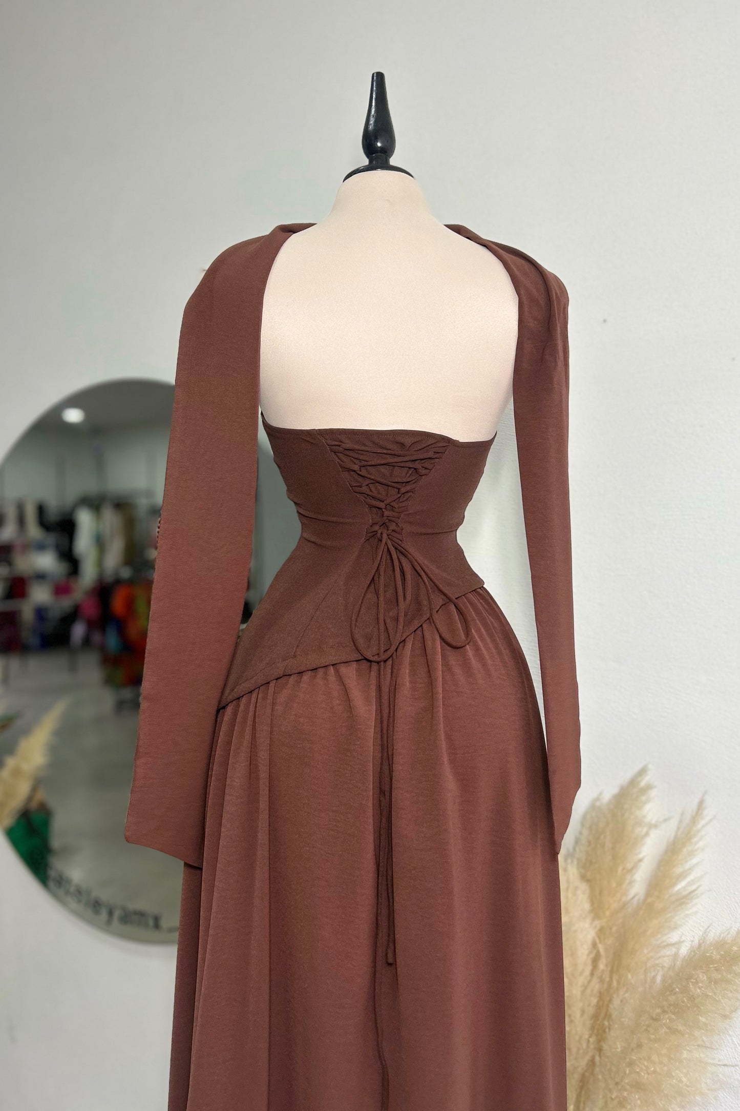 Vestido café con bufanda