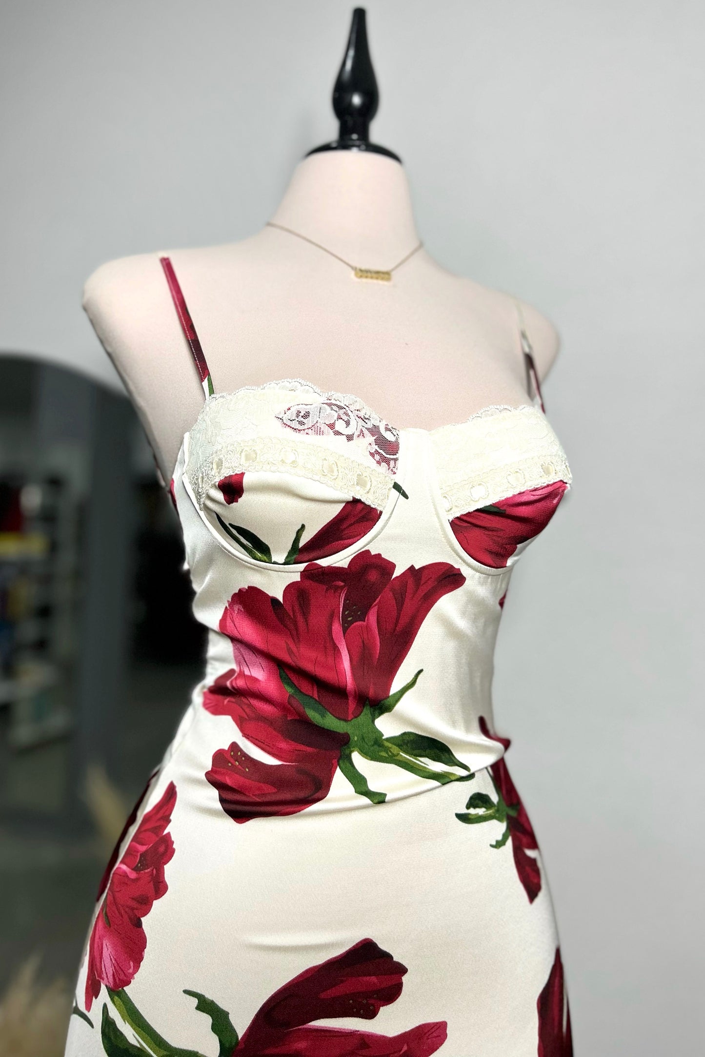 Vestido rosas encaje
