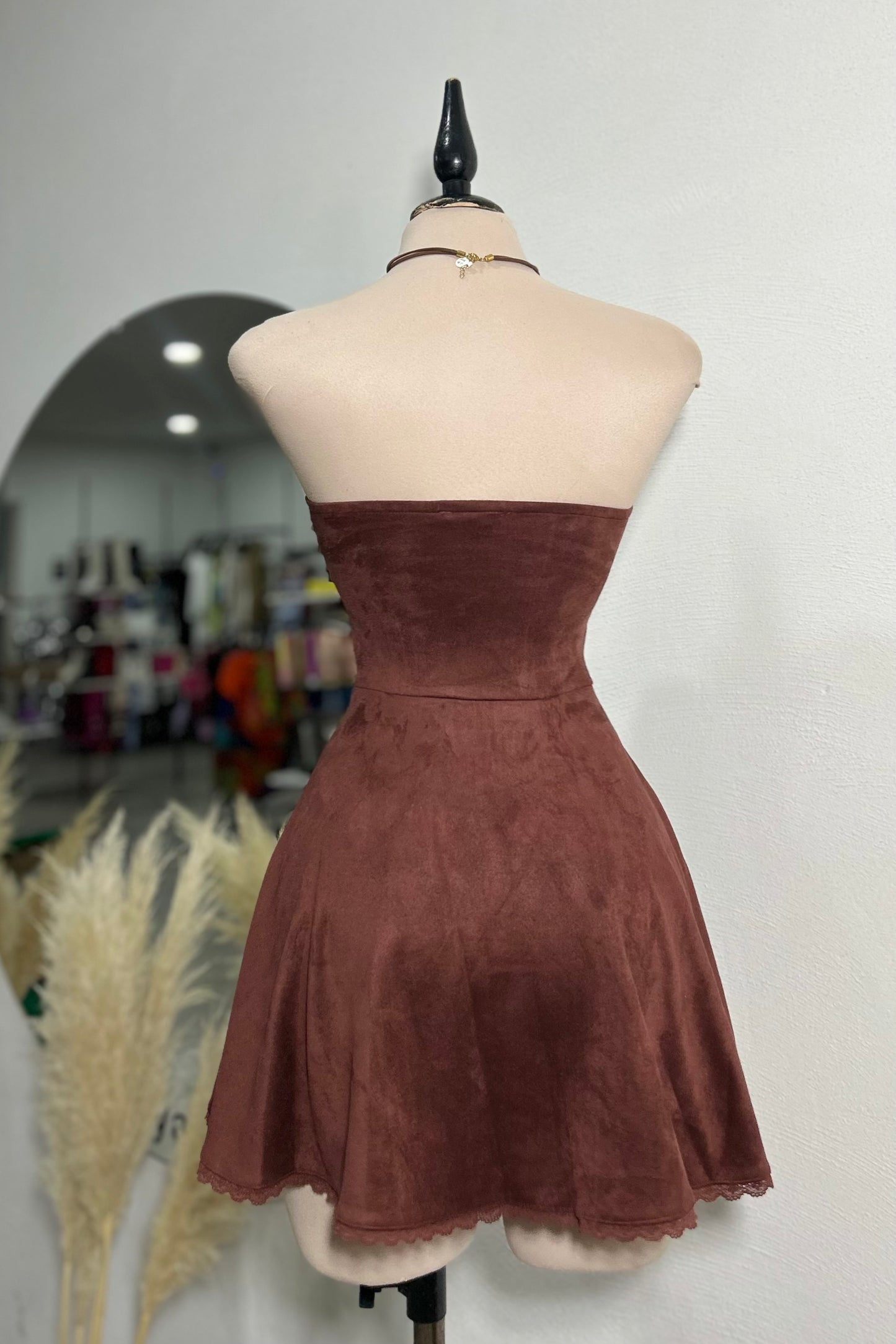 Vestido strapless con corsé