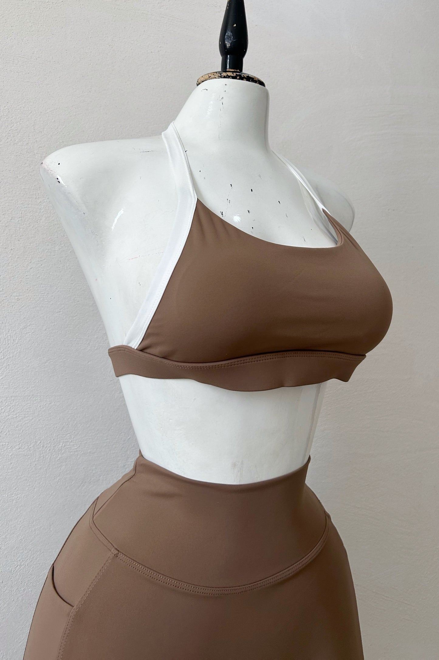 Set halter línea blanca café