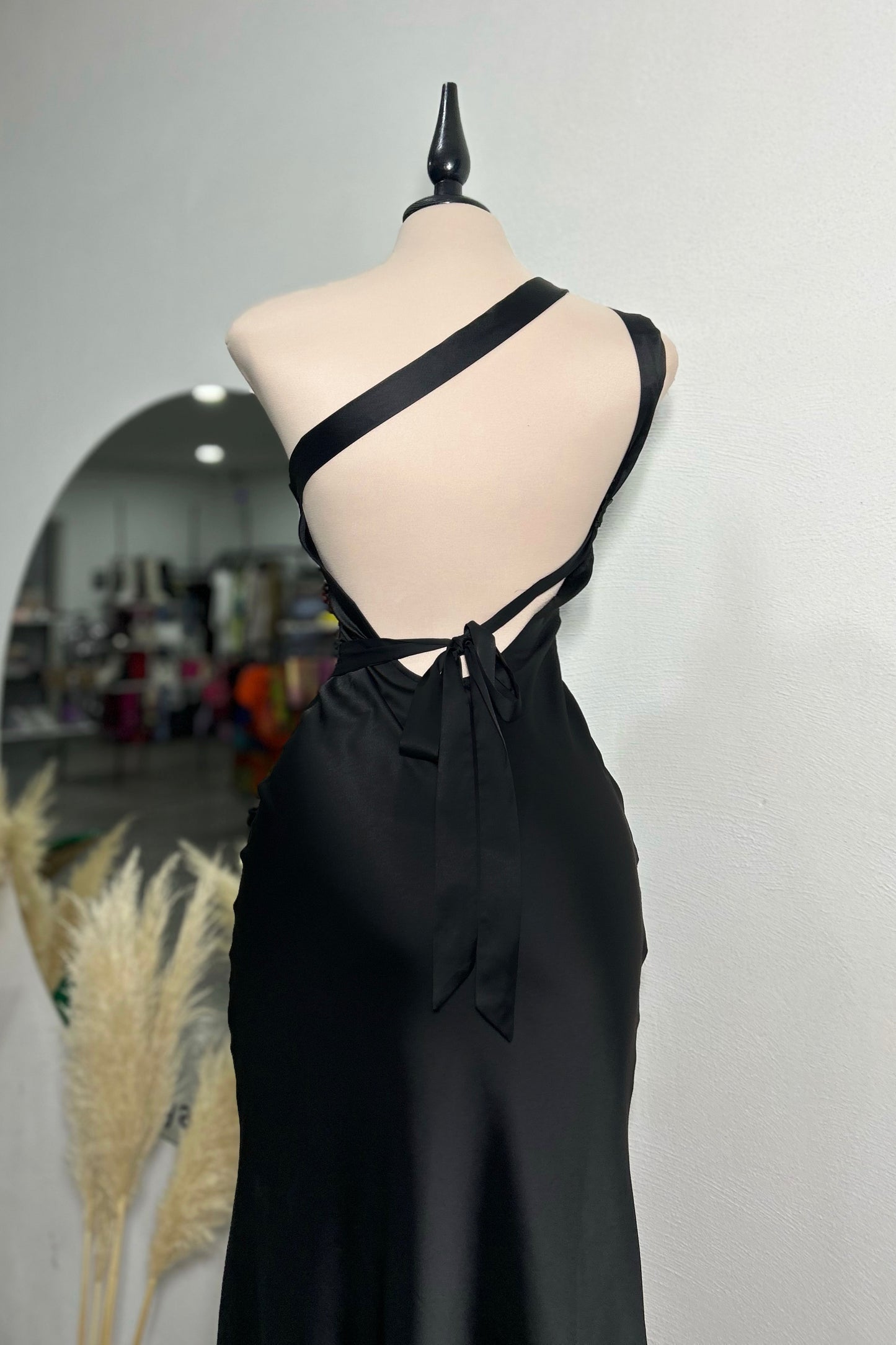 Vestido negro un hombro