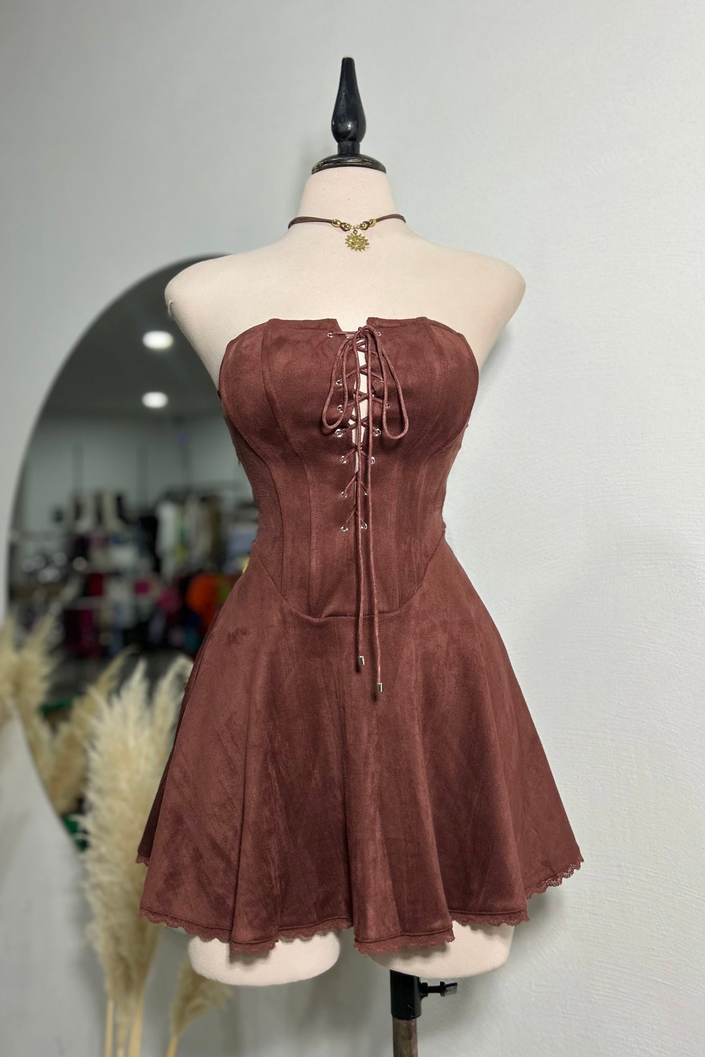 Vestido strapless con corsé