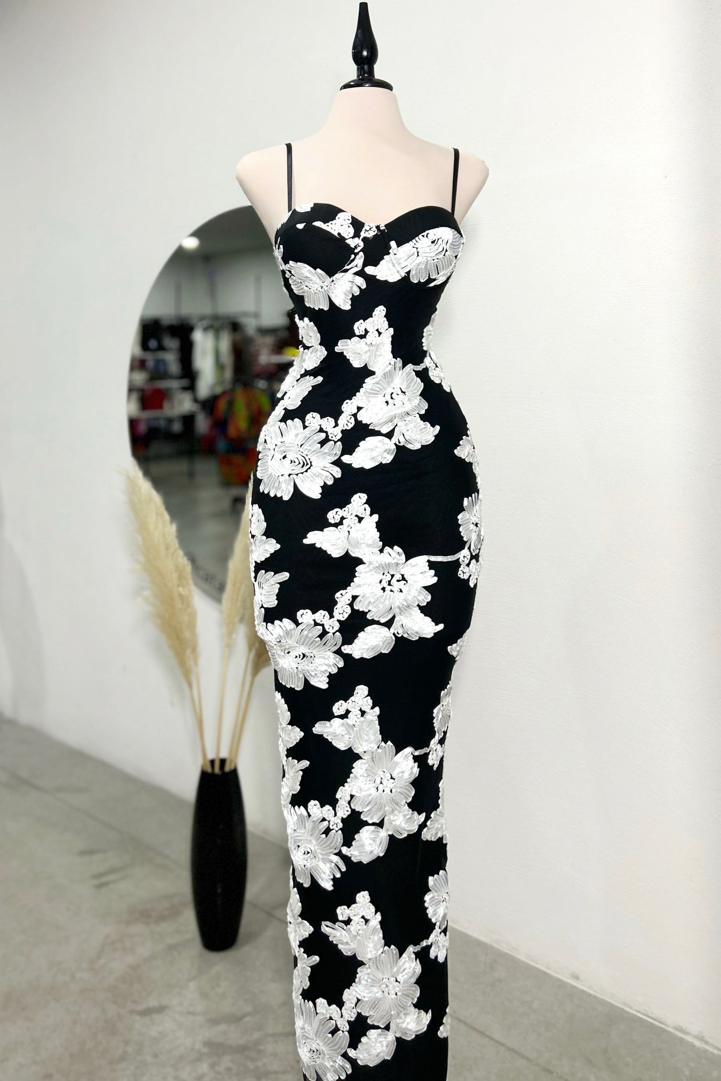 Vestido negro flores blancas