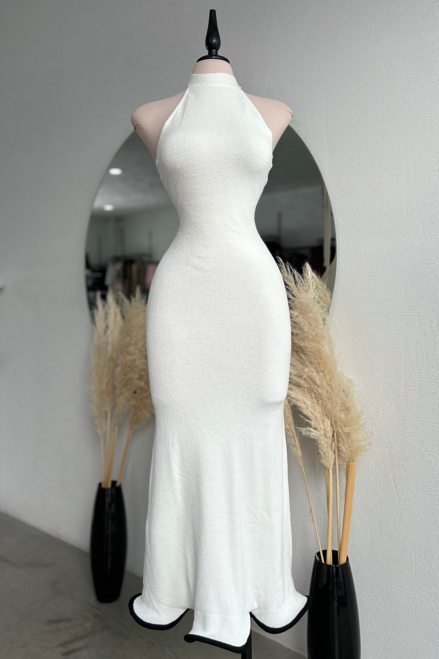 Vestido halter línea negra