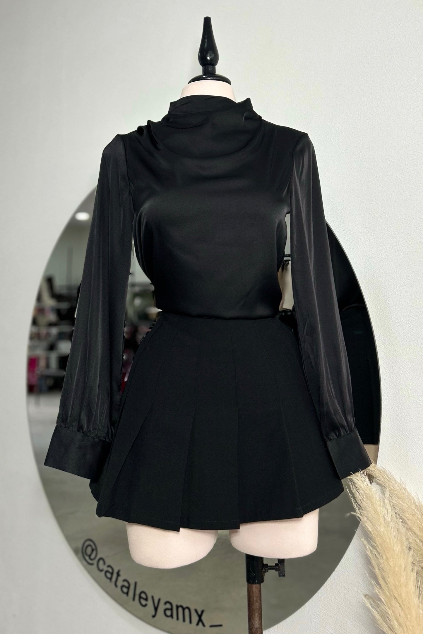 Blusa satinada negra