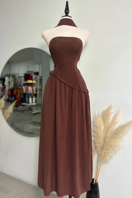 Vestido café con bufanda