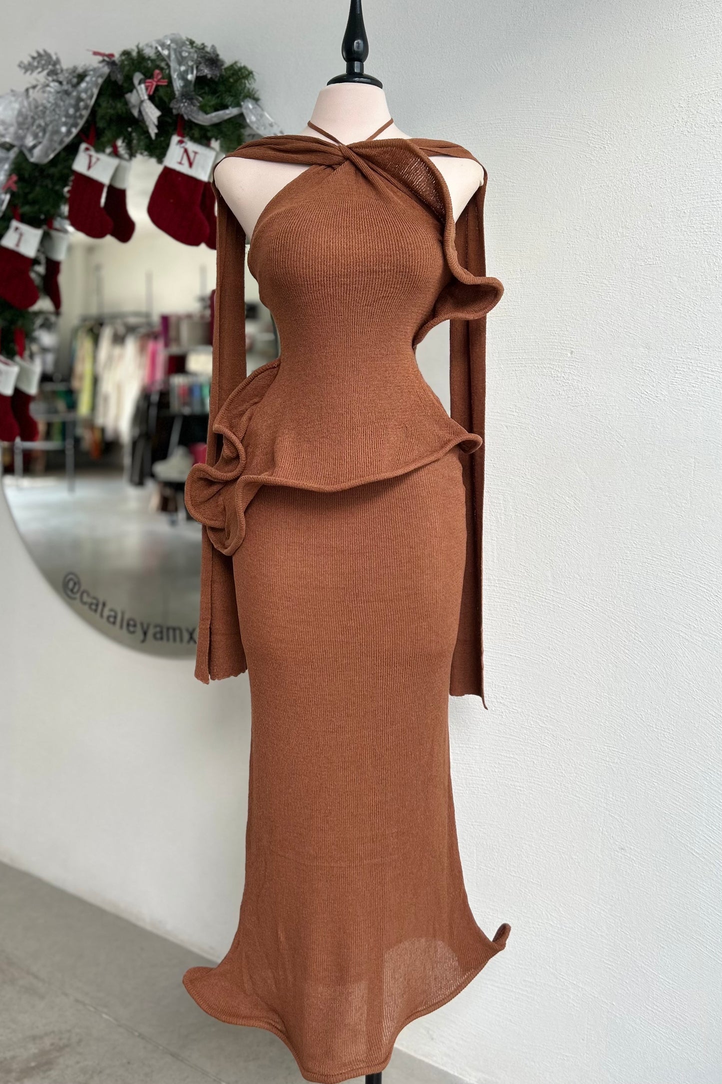 Vestido largo tejido café con holan