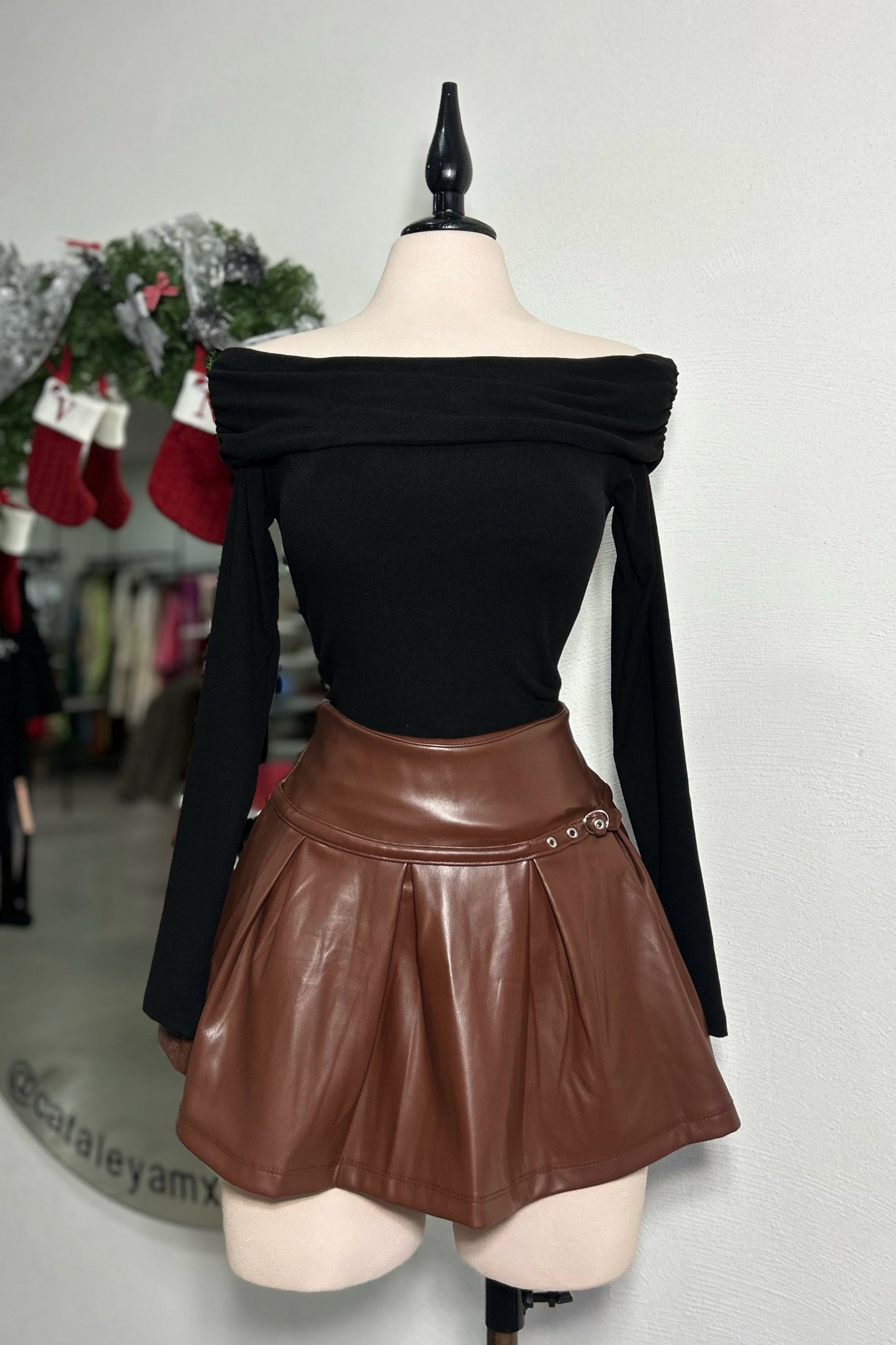 Blusa negra hombros descubiertos