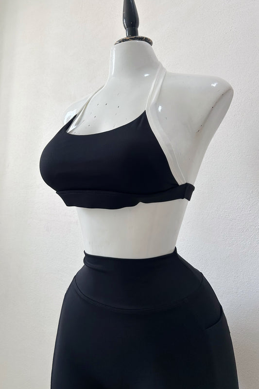 Top halter con línea negro