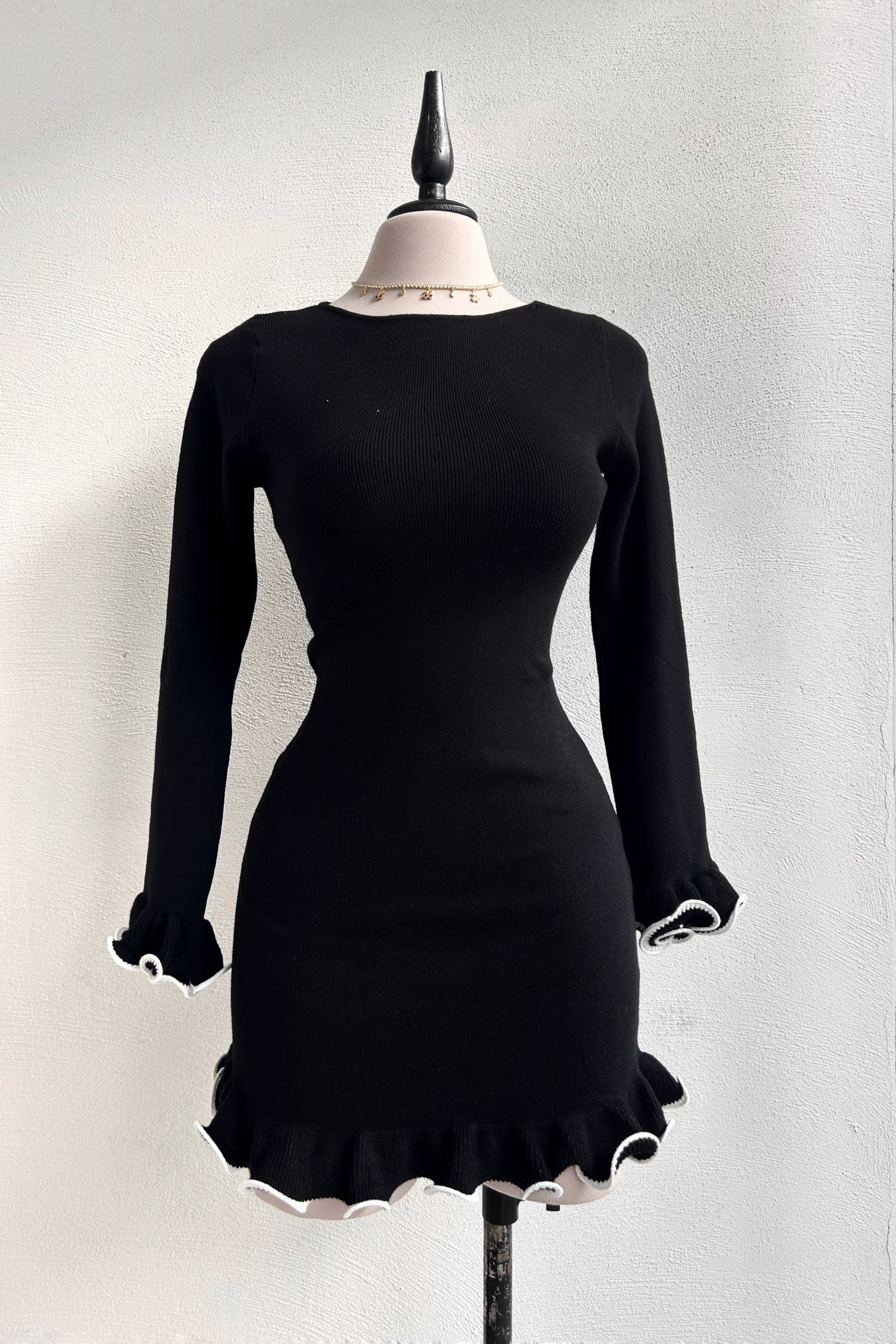 Vestido negro línea blanca