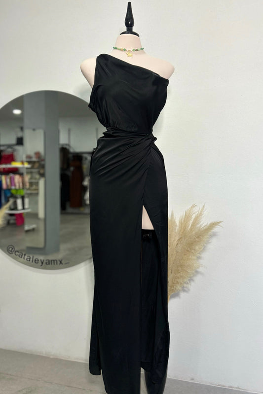 Vestido negro con abertura