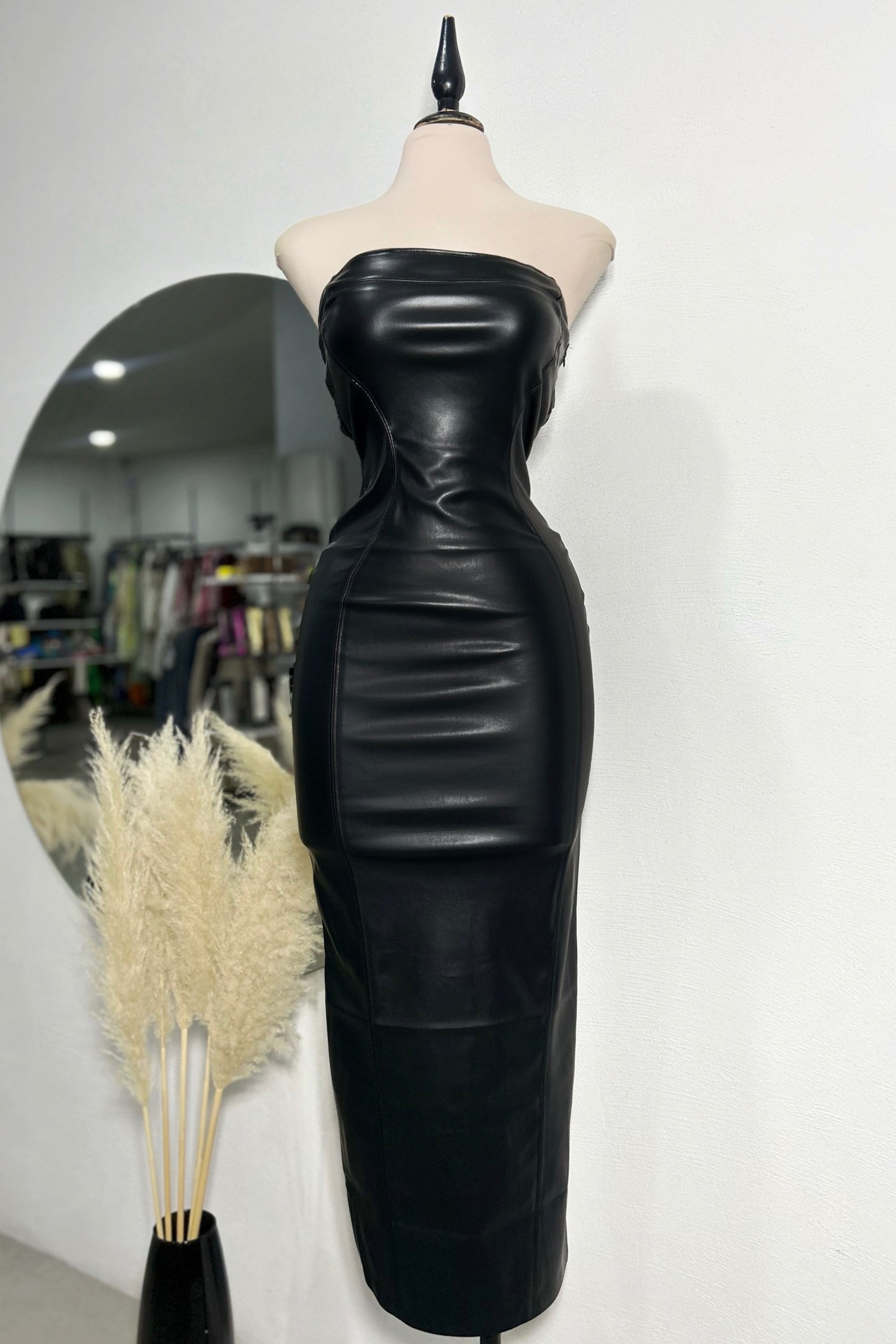 Vestido vinil midi strapless