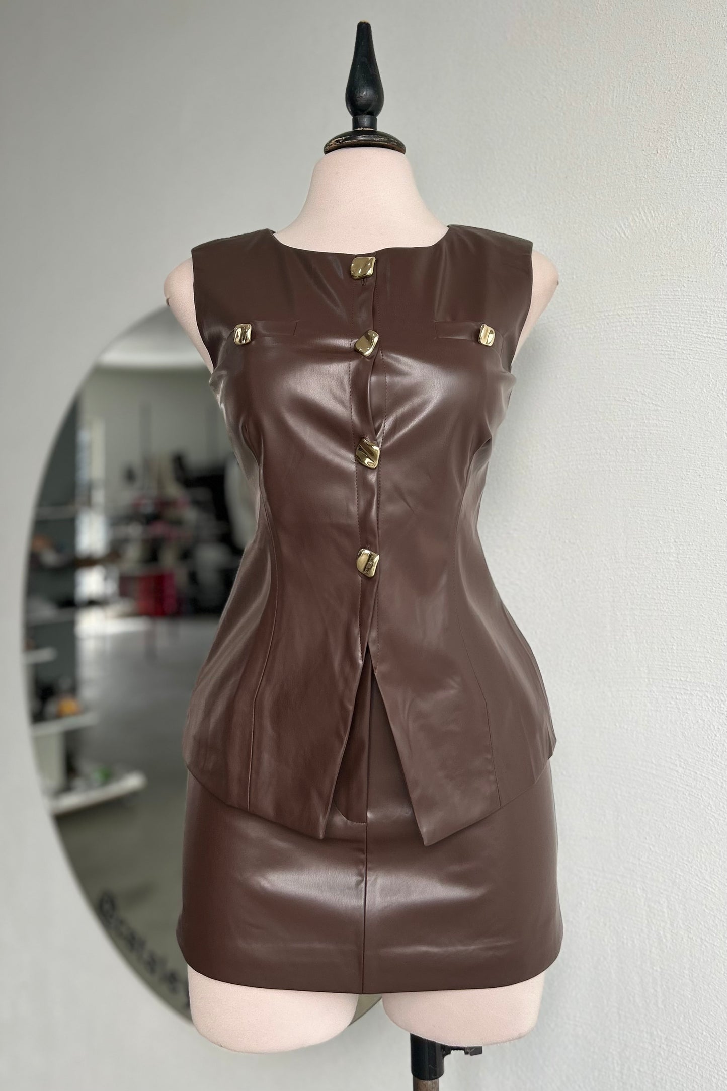 Mini falda vinipiel café