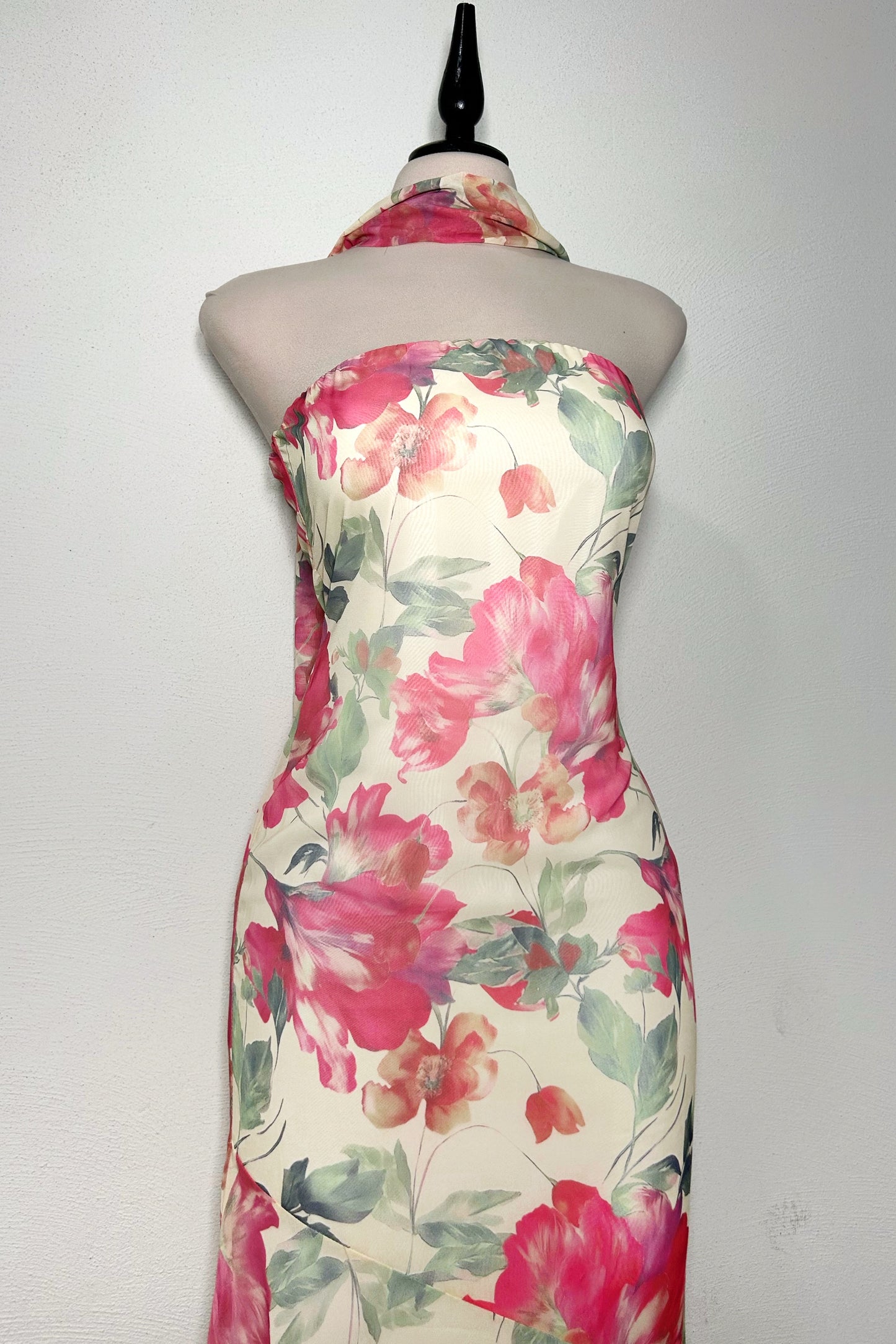 Vestido floral con bufanda