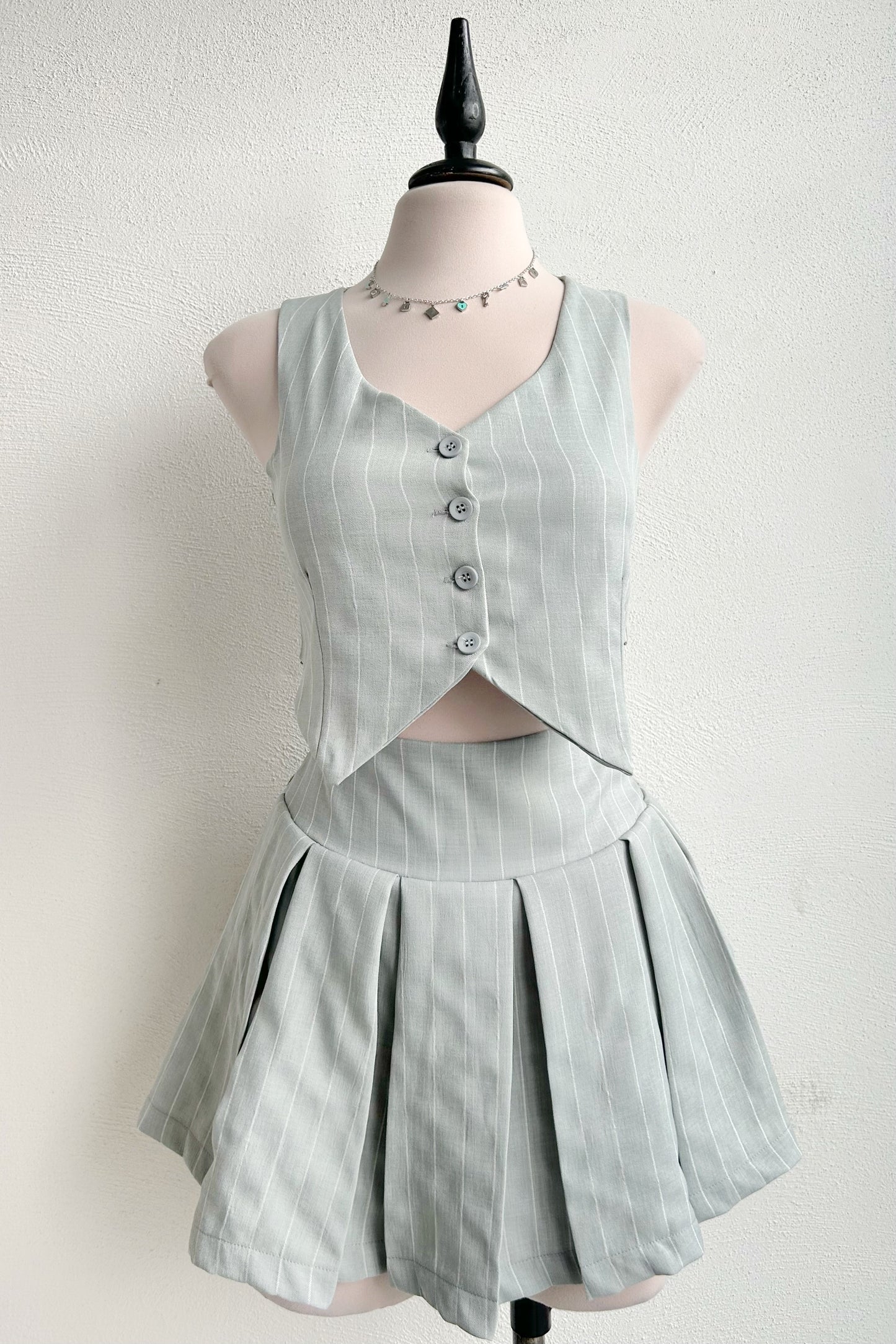 Conjunto falda y chaleco verde