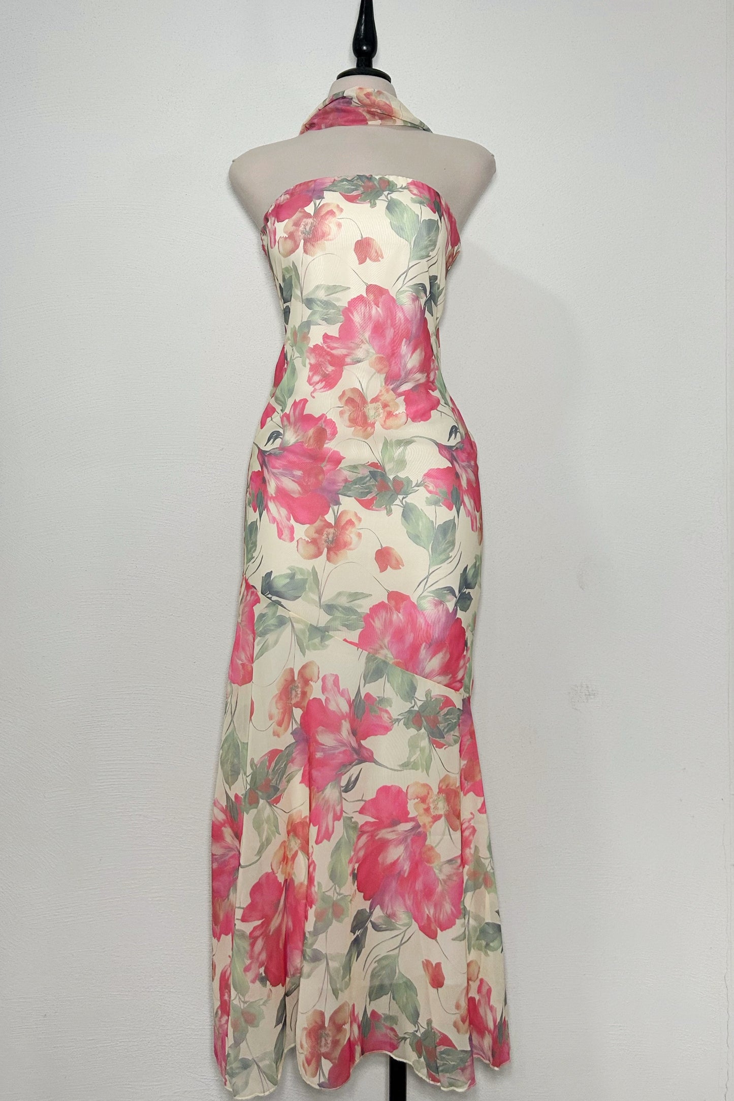 Vestido floral con bufanda