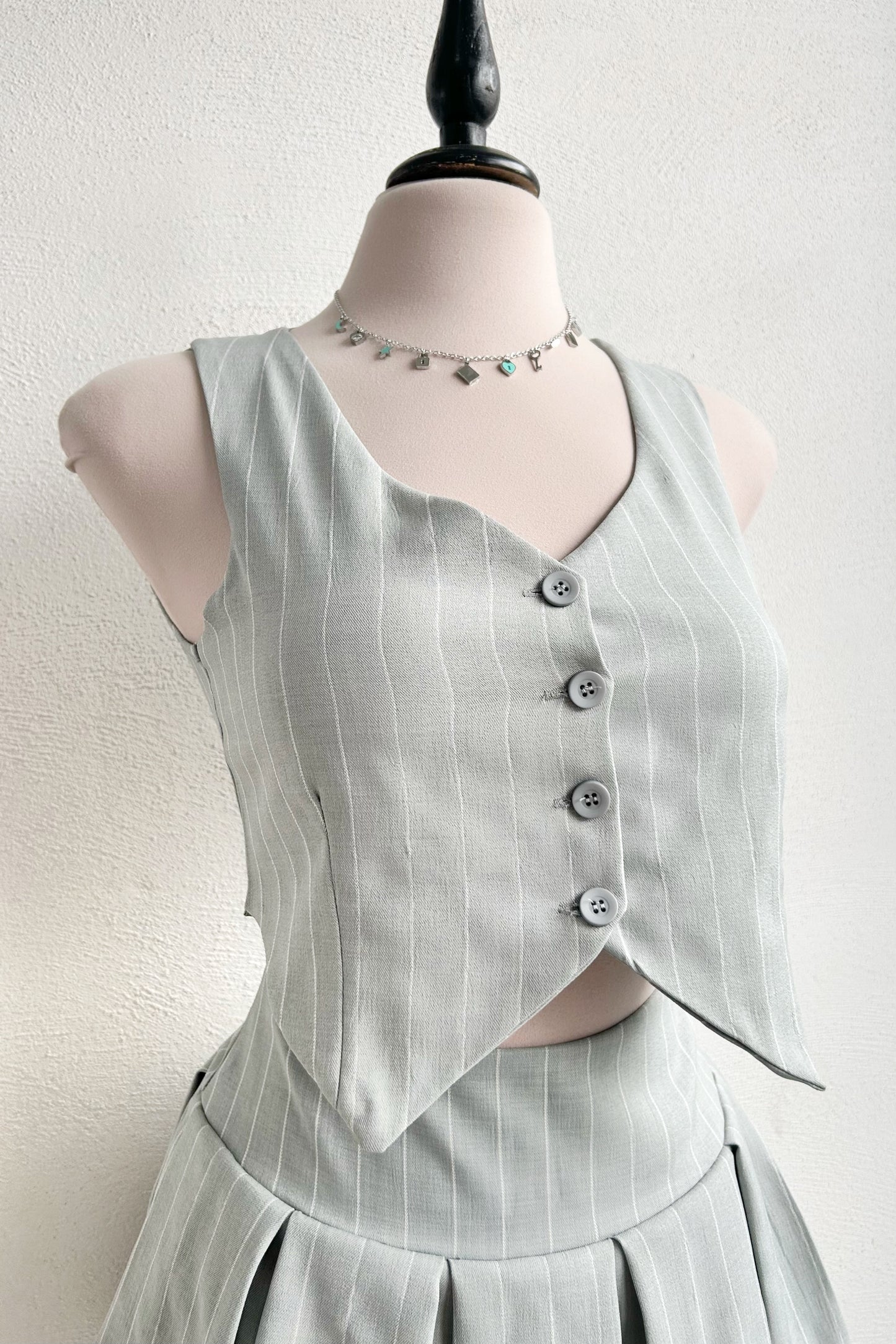 Conjunto falda y chaleco verde